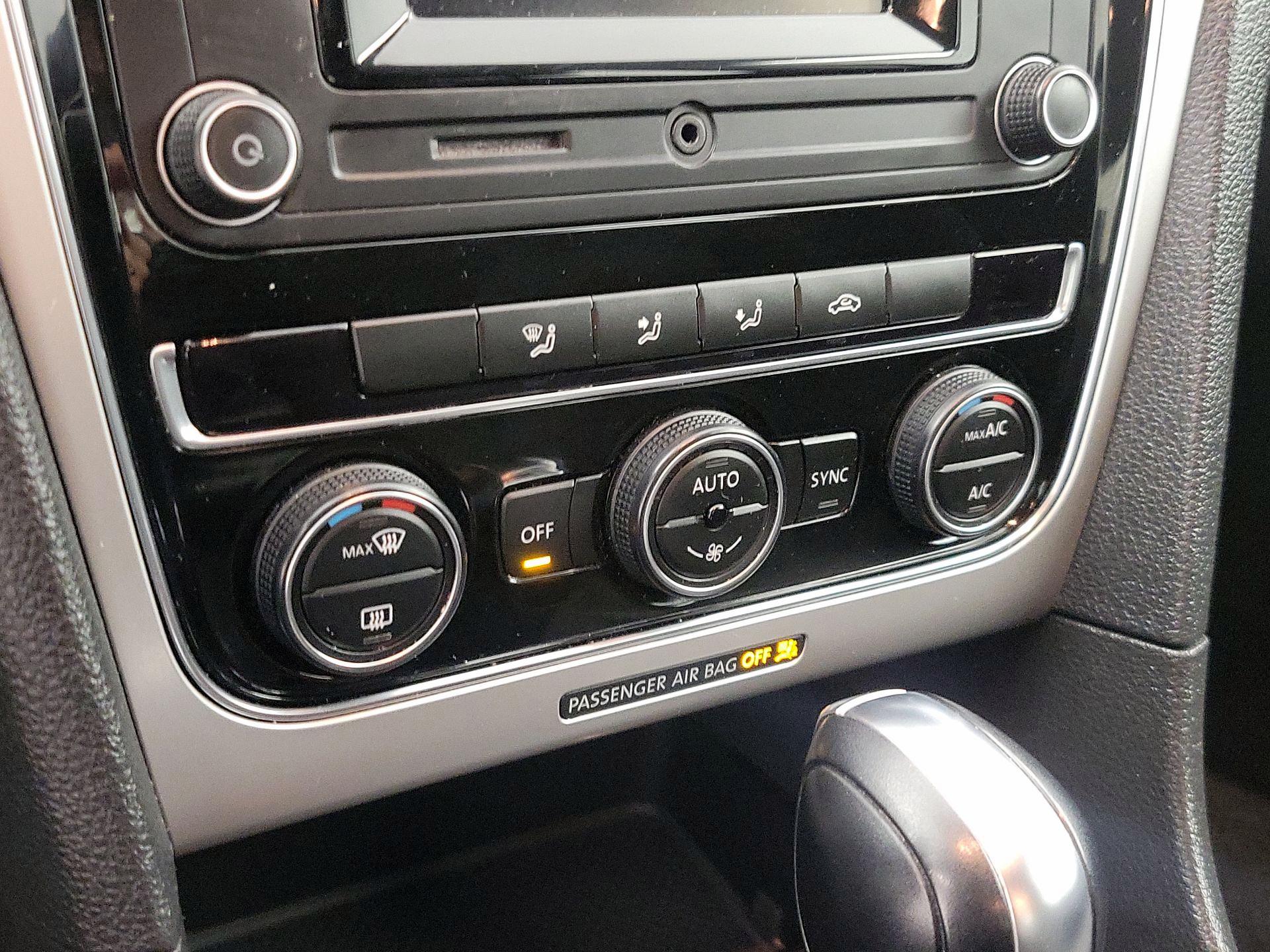 Thumbnail: 2016 Volkswagen Passat - 16