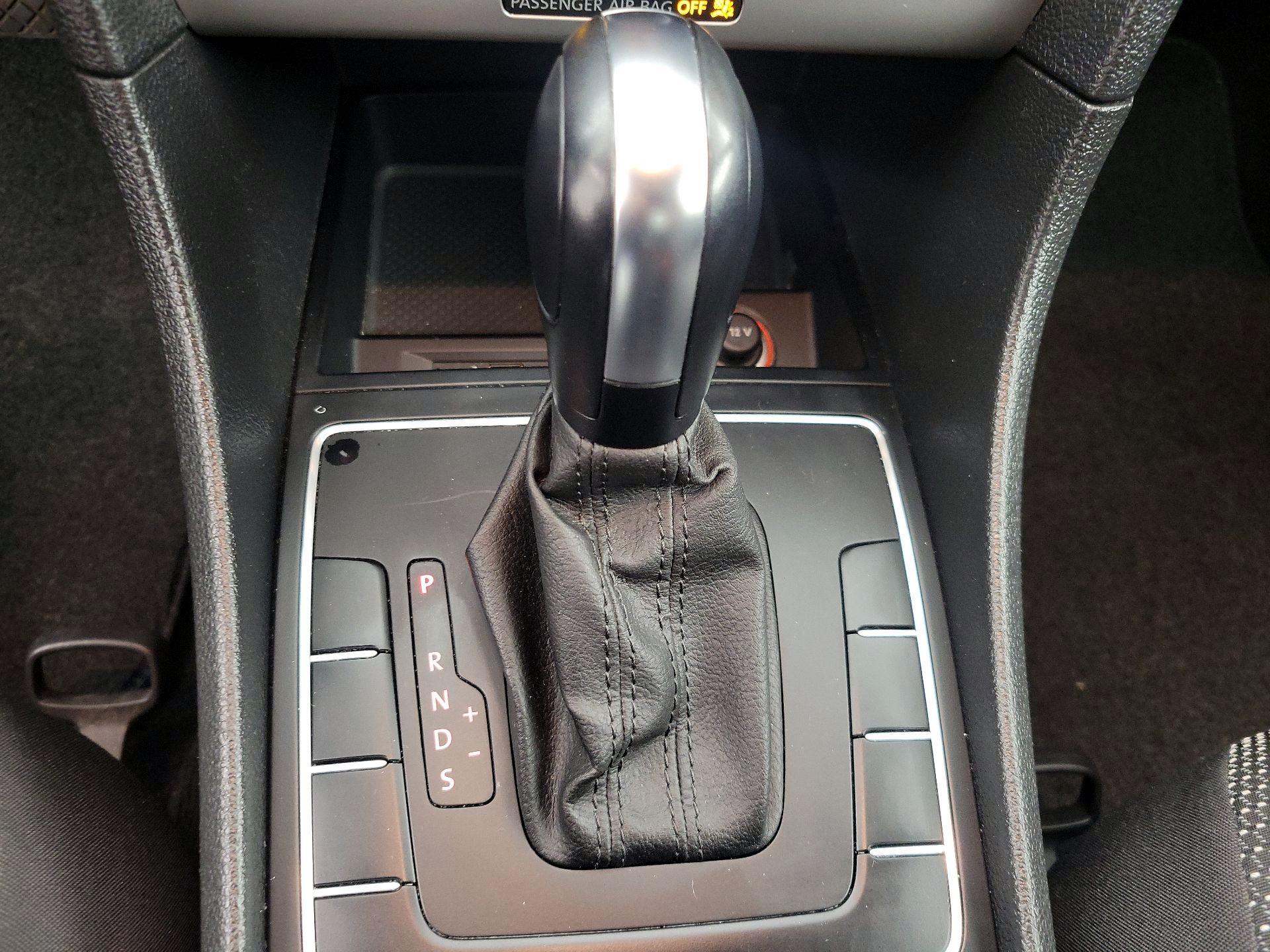 Thumbnail: 2016 Volkswagen Passat - 17