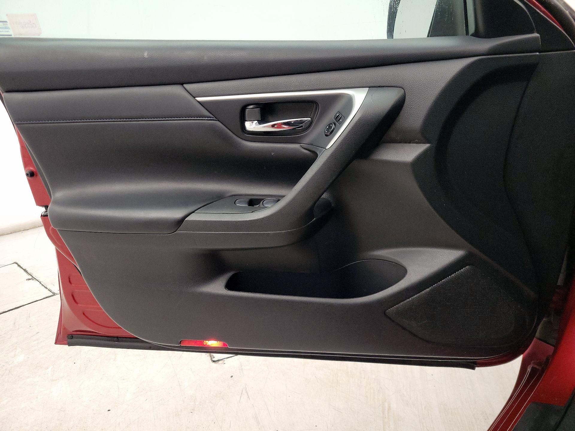 Thumbnail: 2016 Nissan Altima - 12