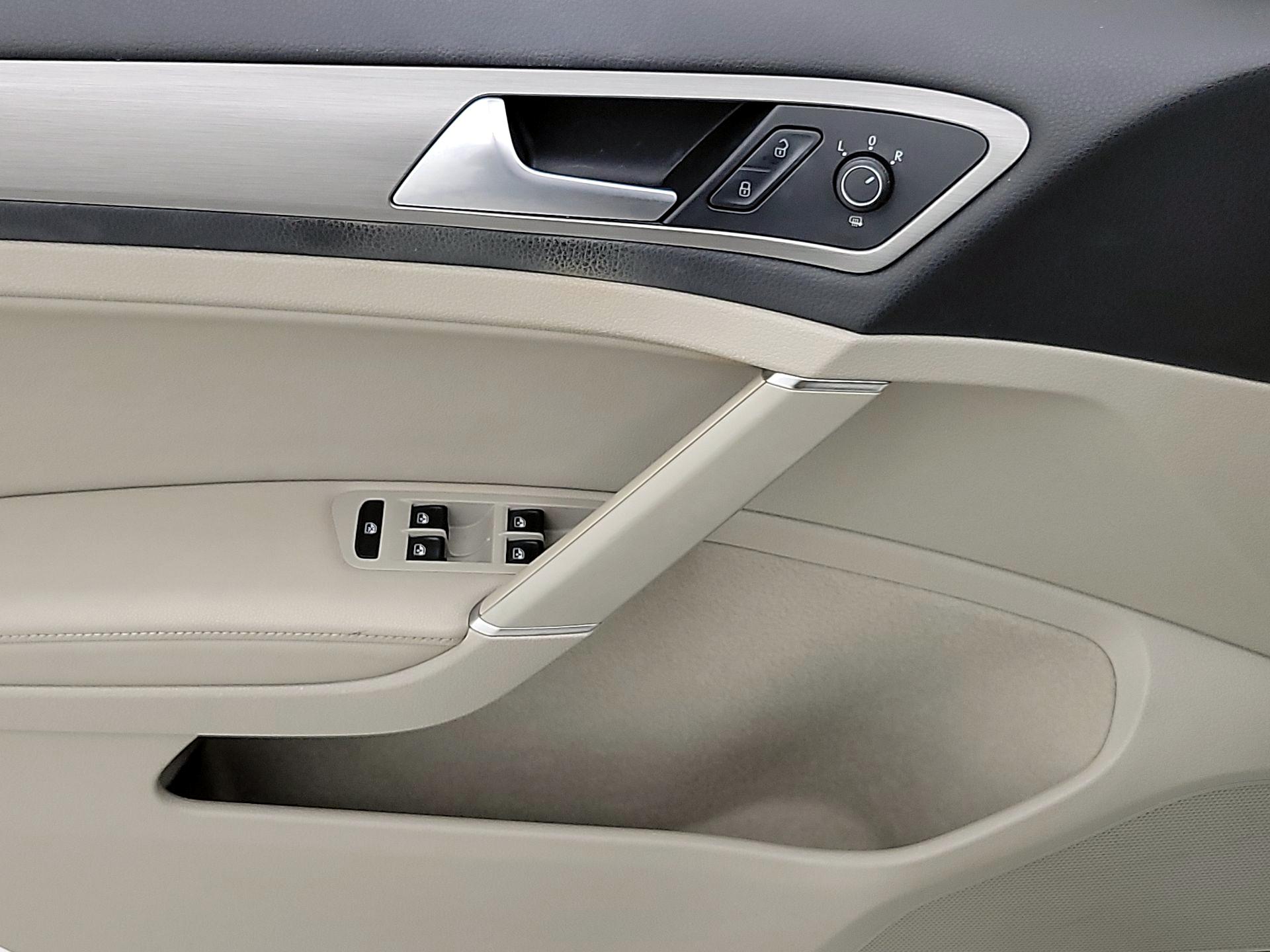 Thumbnail: 2016 Volkswagen Golf - 12