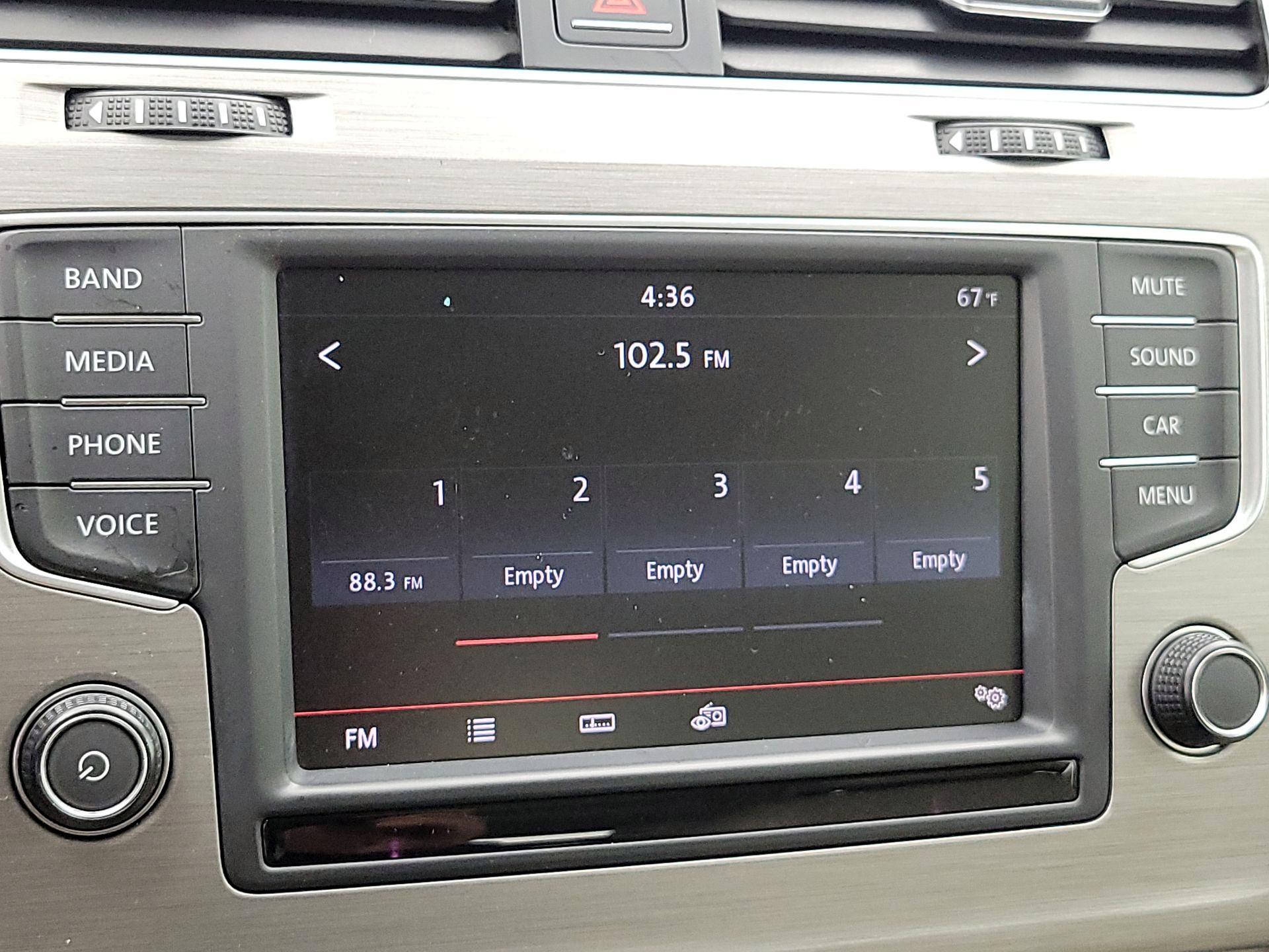 Thumbnail: 2016 Volkswagen Golf - 15