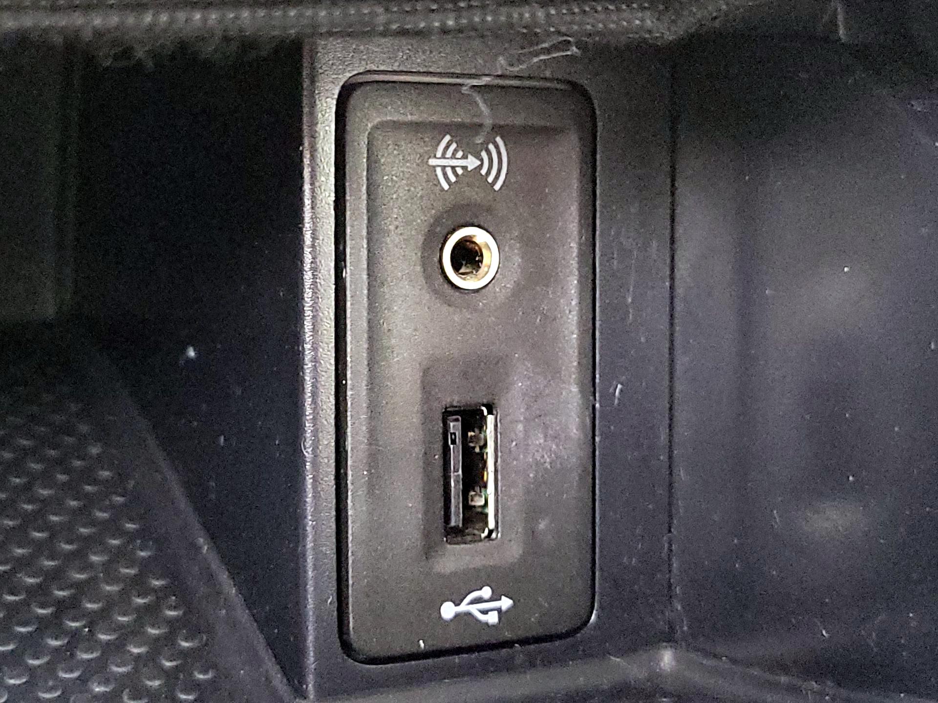 Thumbnail: 2016 Volkswagen Golf - 18