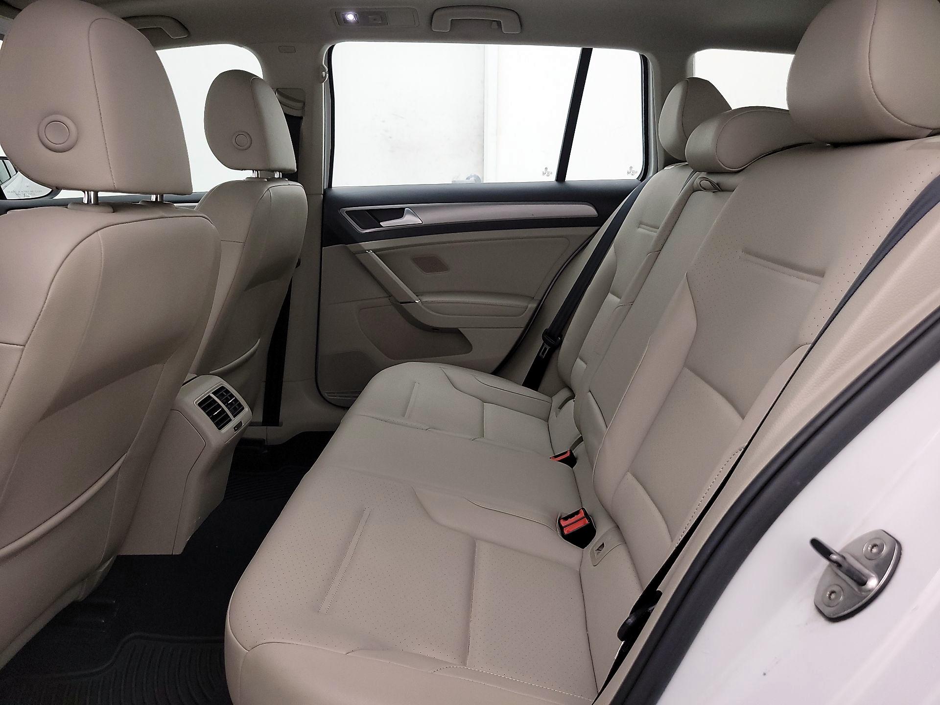 Thumbnail: 2016 Volkswagen Golf - 20