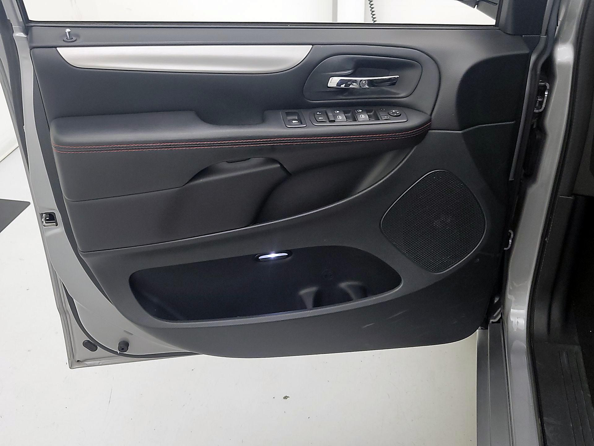 Thumbnail: 2017 Dodge Grand Caravan - 12