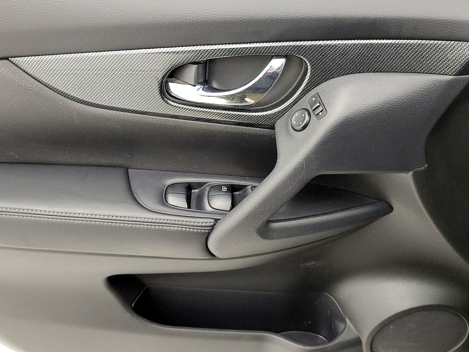 Thumbnail: 2015 Nissan Rogue - 12