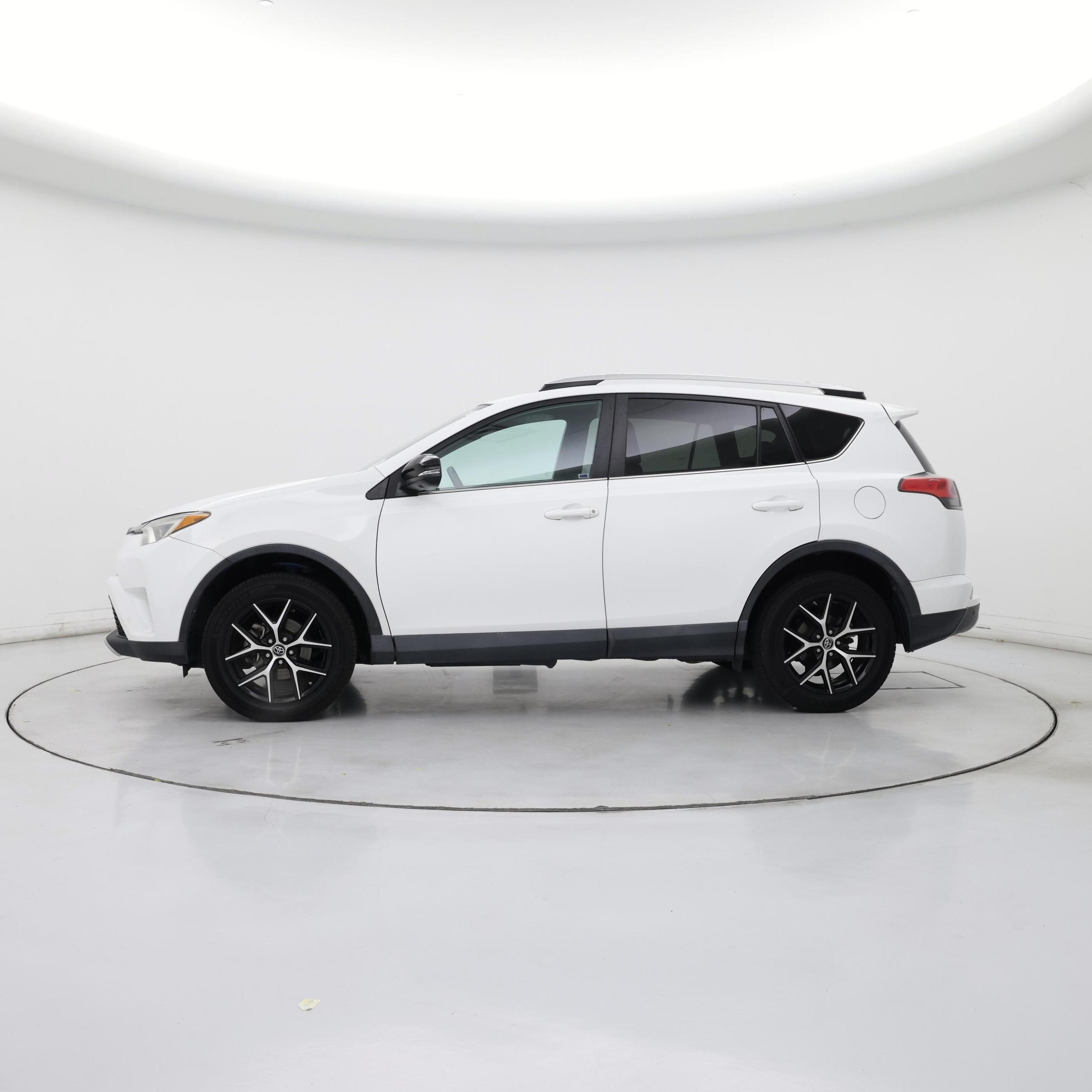 Thumbnail: 2016 Toyota RAV4 - 3
