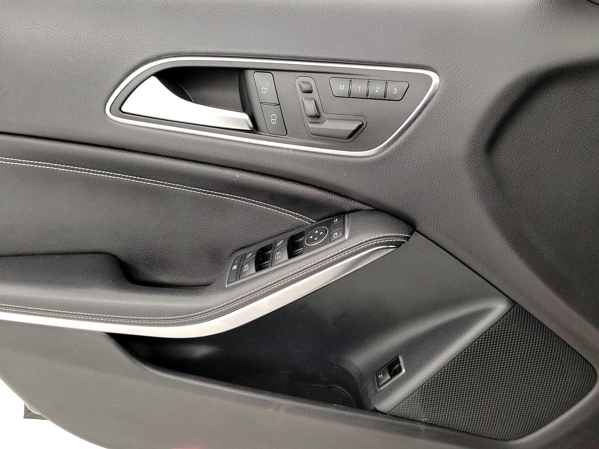 Thumbnail: 2016 Mercedes-Benz GLA - 12