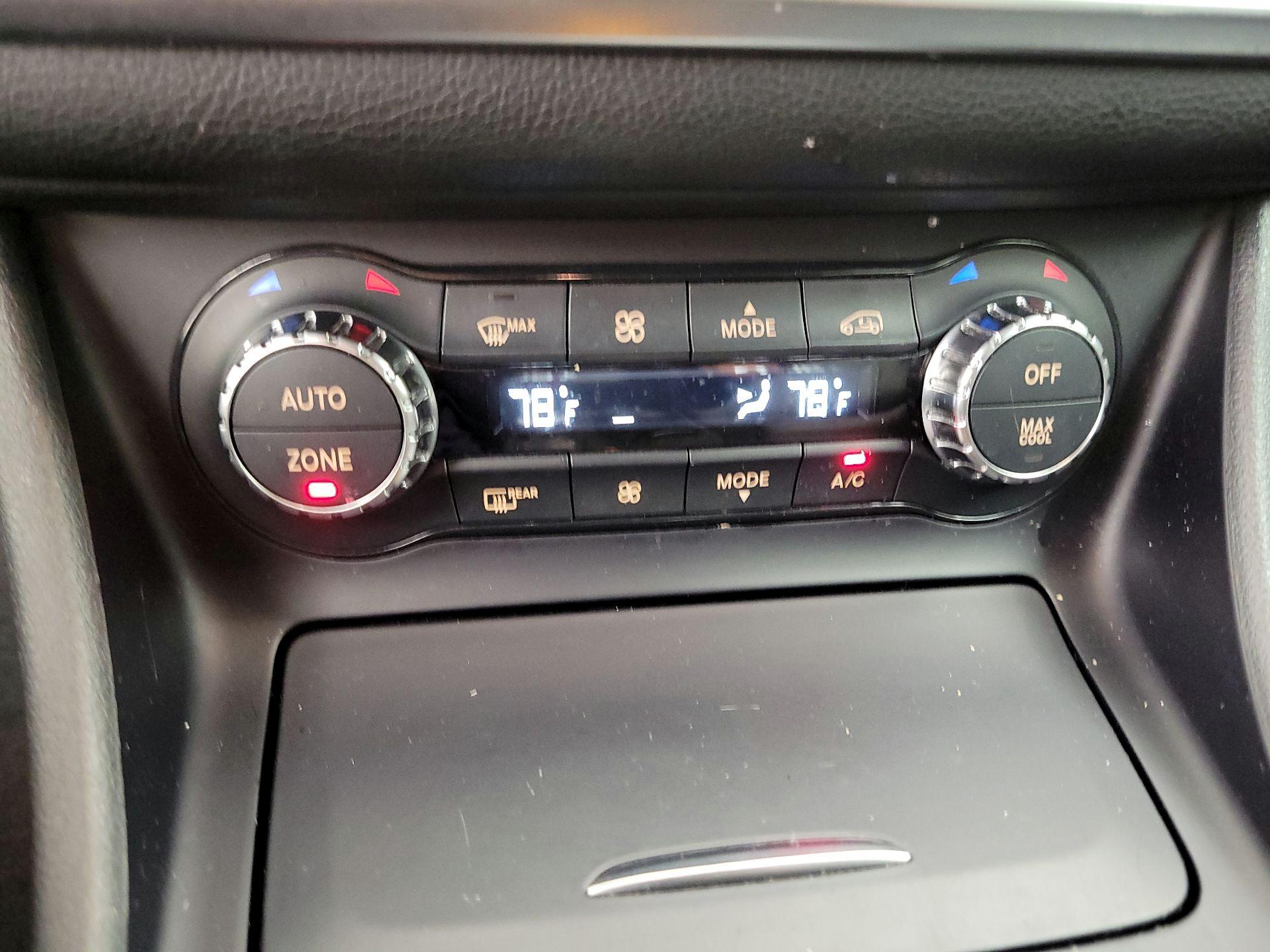 Thumbnail: 2016 Mercedes-Benz GLA - 16