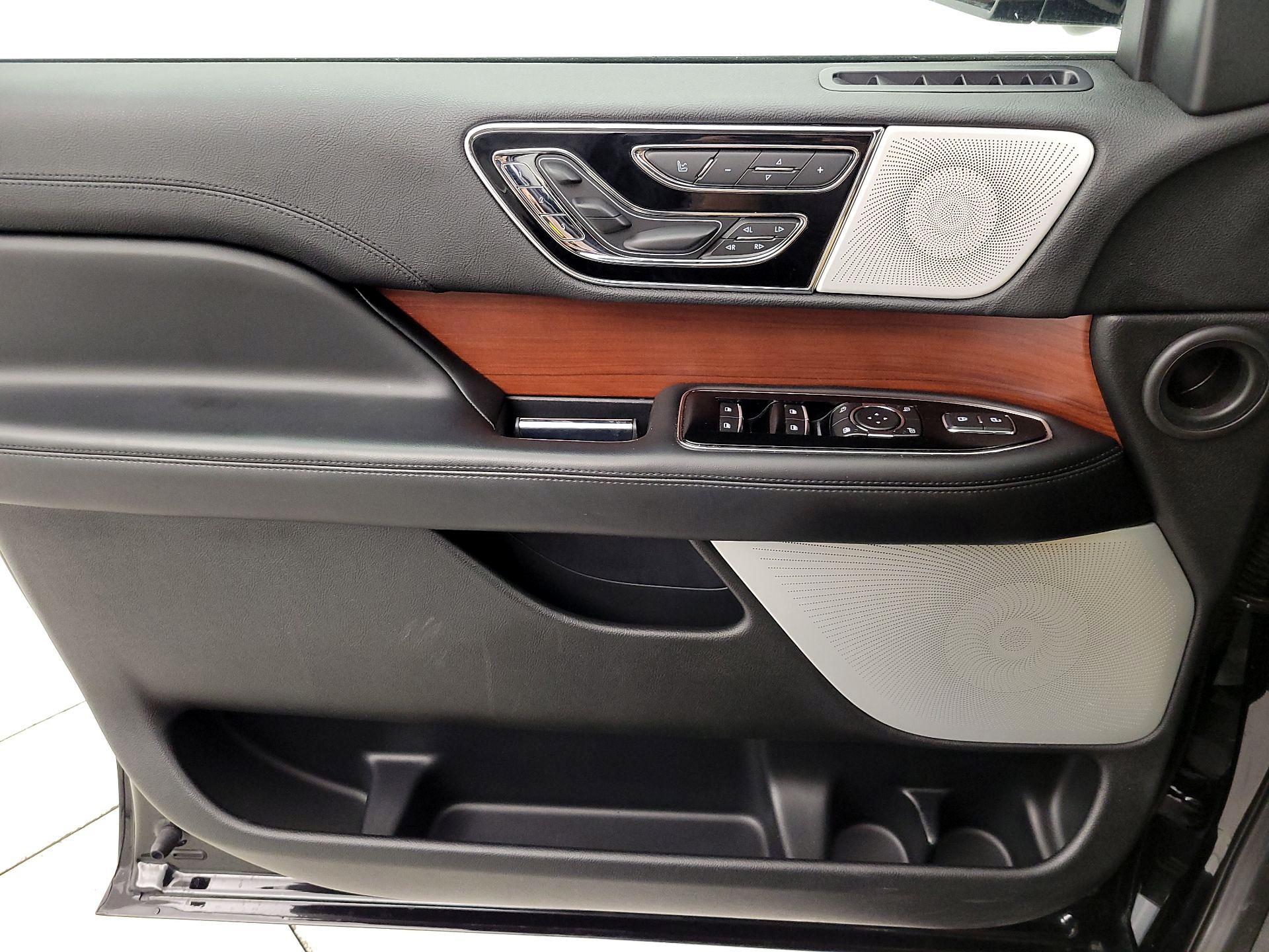 Thumbnail: 2020 Lincoln Navigator L - 12