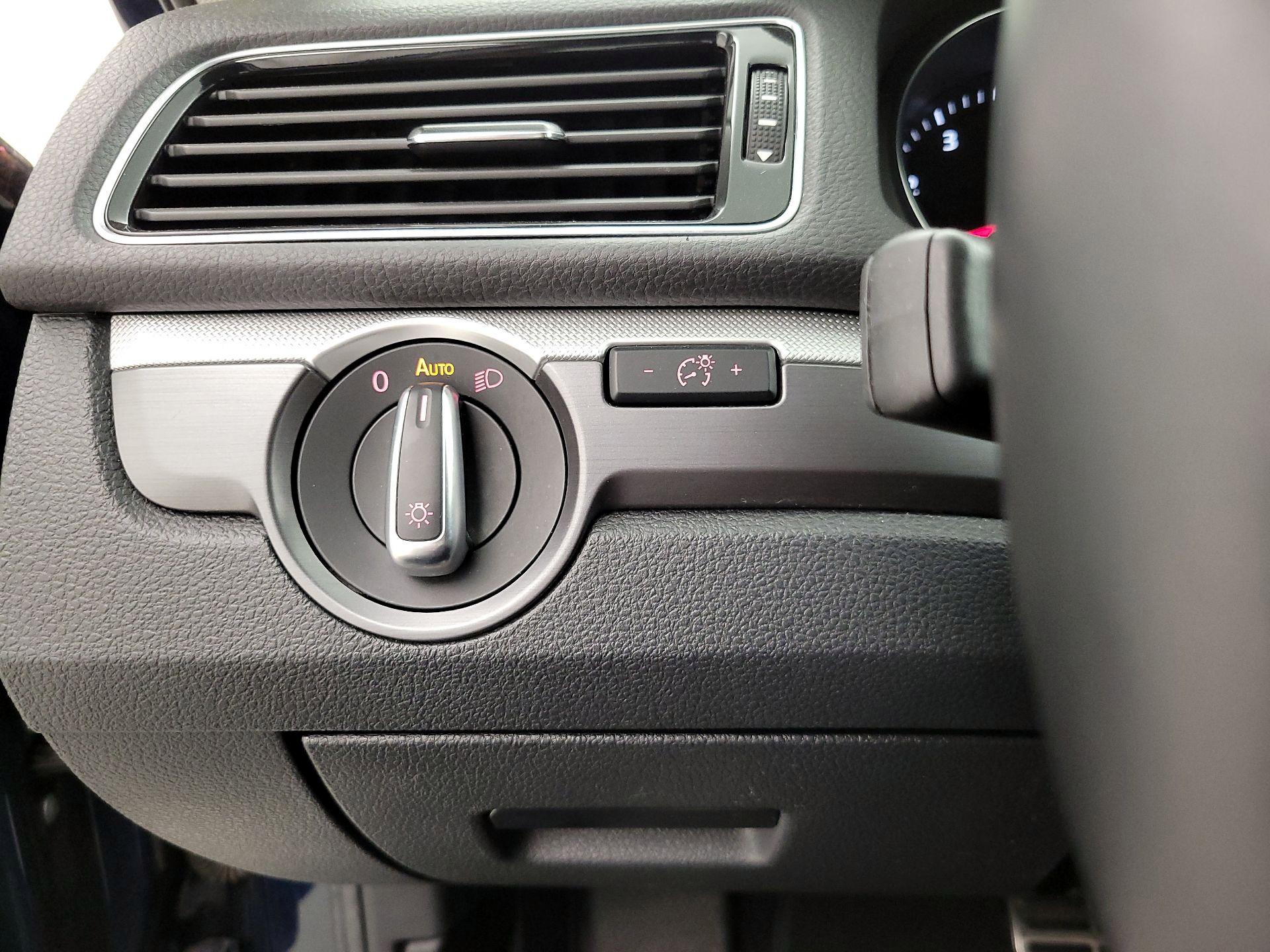 Thumbnail: 2018 Volkswagen Passat - 13