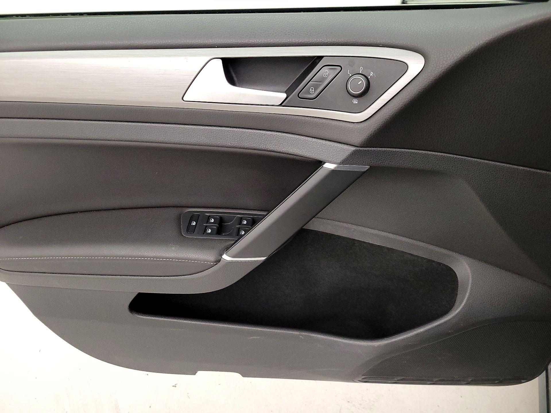 Thumbnail: 2016 Volkswagen Golf - 12