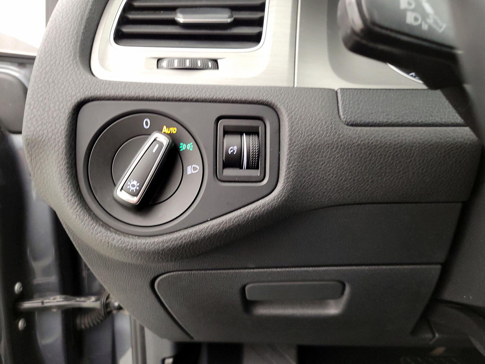 Thumbnail: 2016 Volkswagen Golf - 13