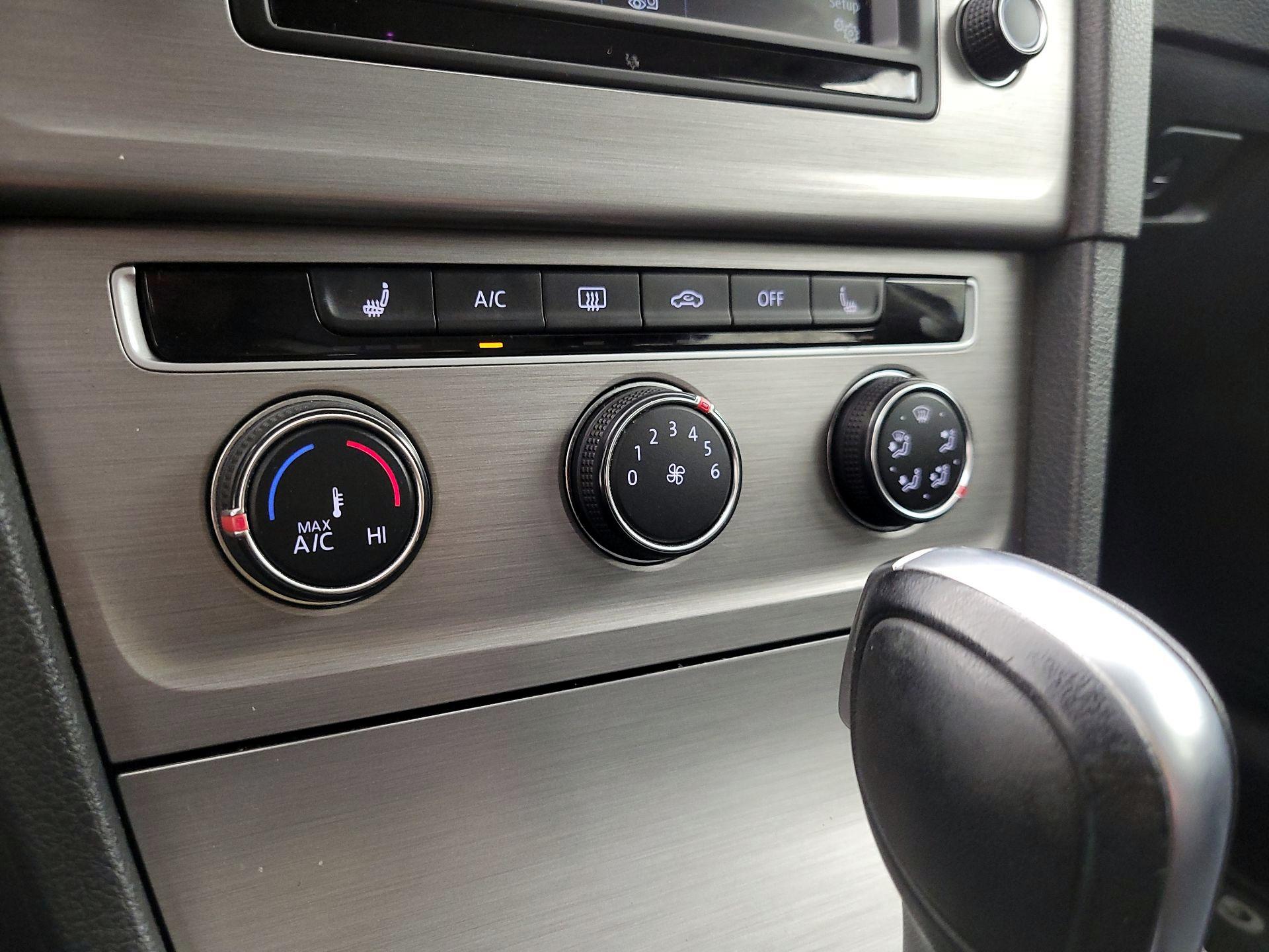 Thumbnail: 2016 Volkswagen Golf - 16