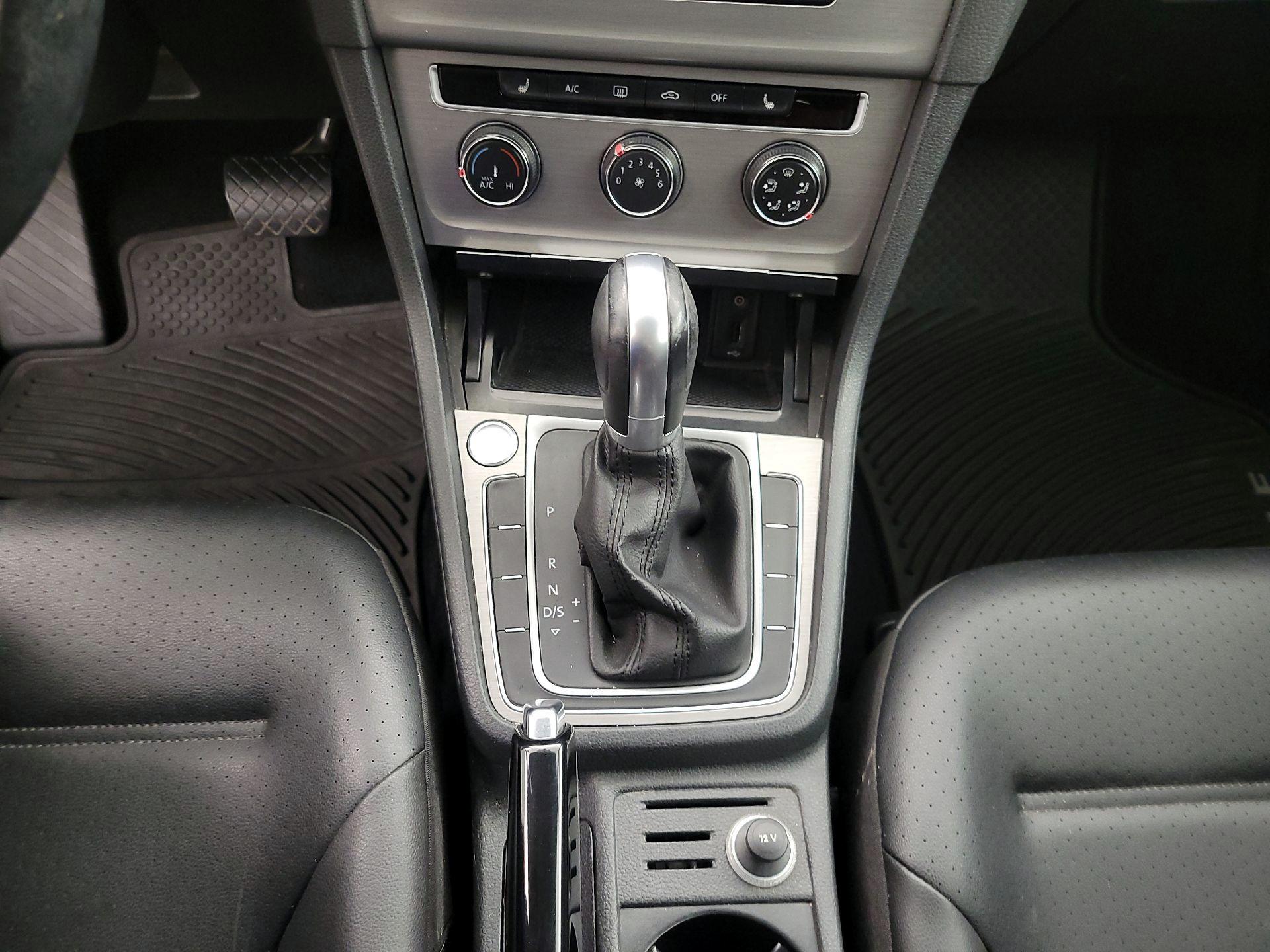 Thumbnail: 2016 Volkswagen Golf - 17