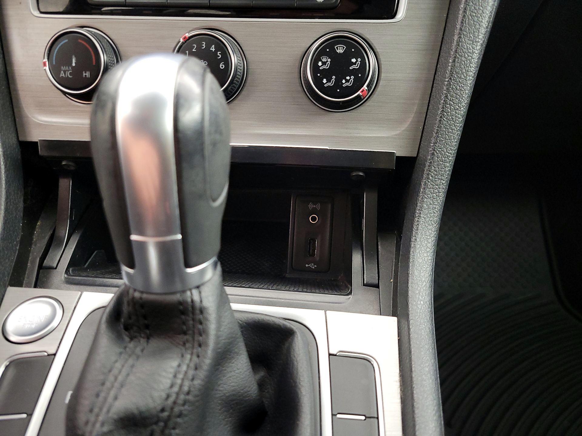 Thumbnail: 2016 Volkswagen Golf - 18