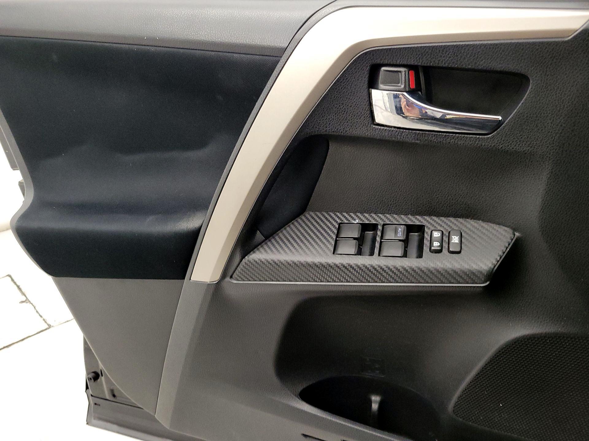 Thumbnail: 2015 Toyota RAV4 - 12