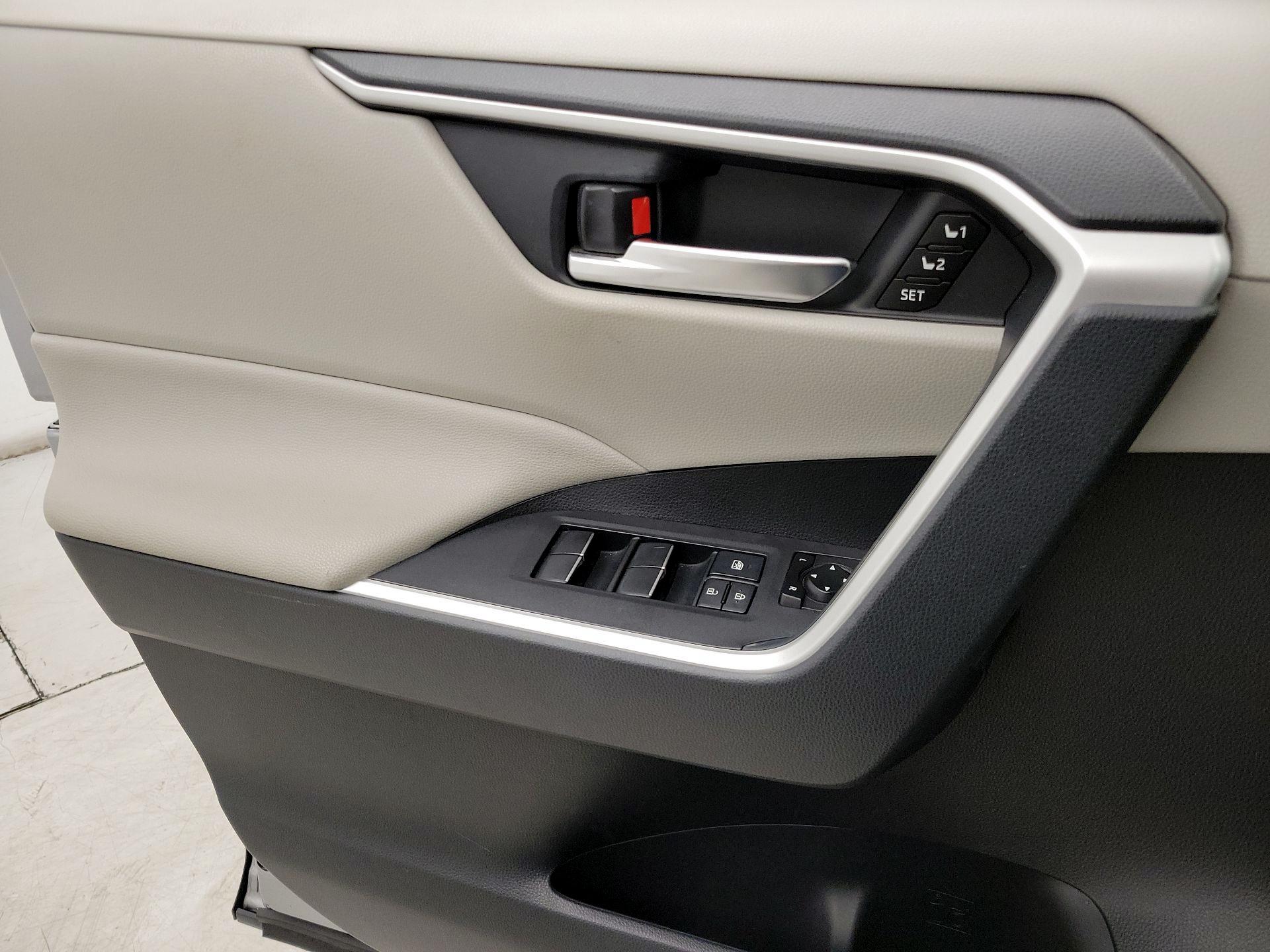 Thumbnail: 2019 Toyota RAV4 - 12