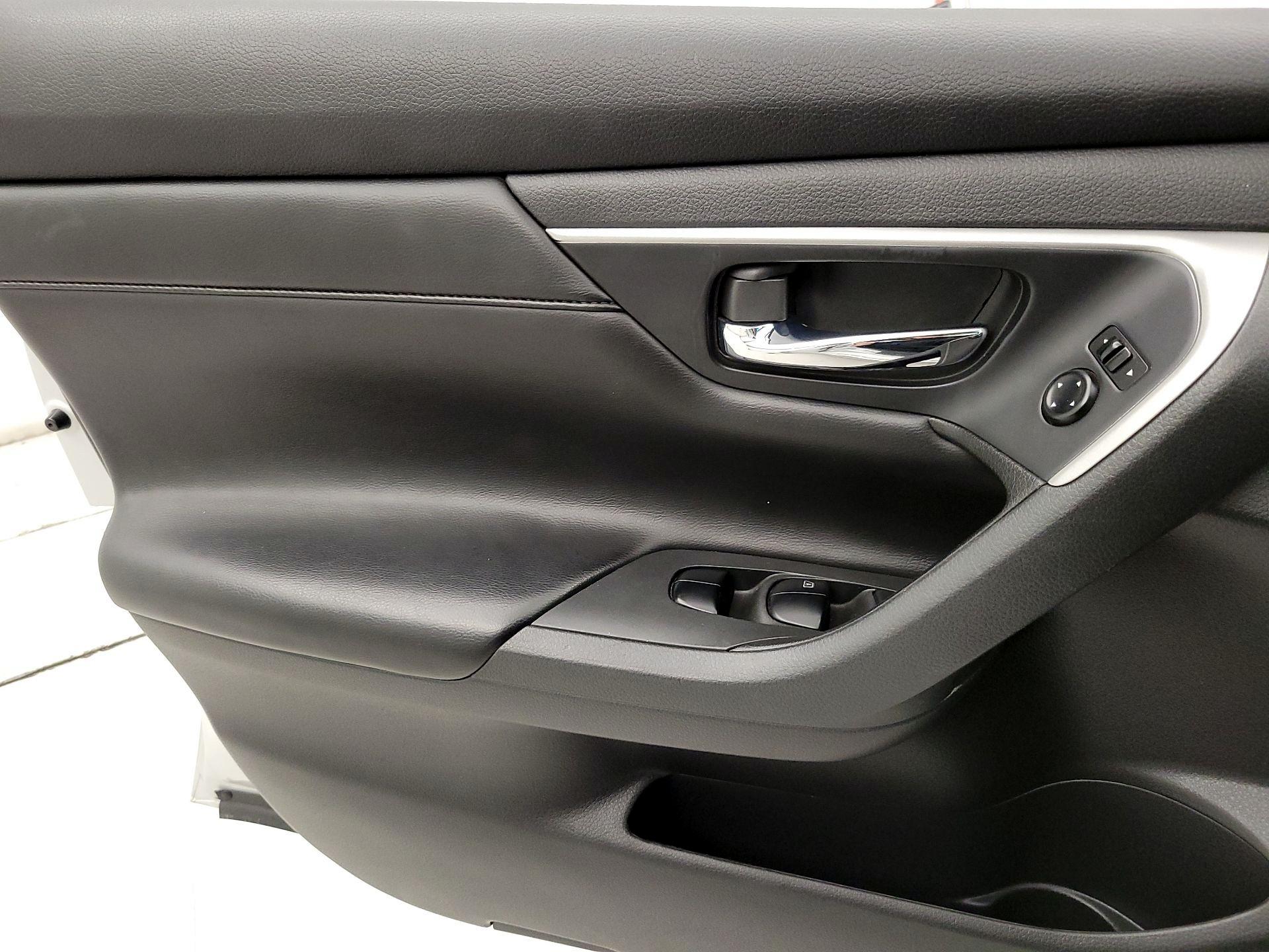 Thumbnail: 2015 Nissan Altima - 12