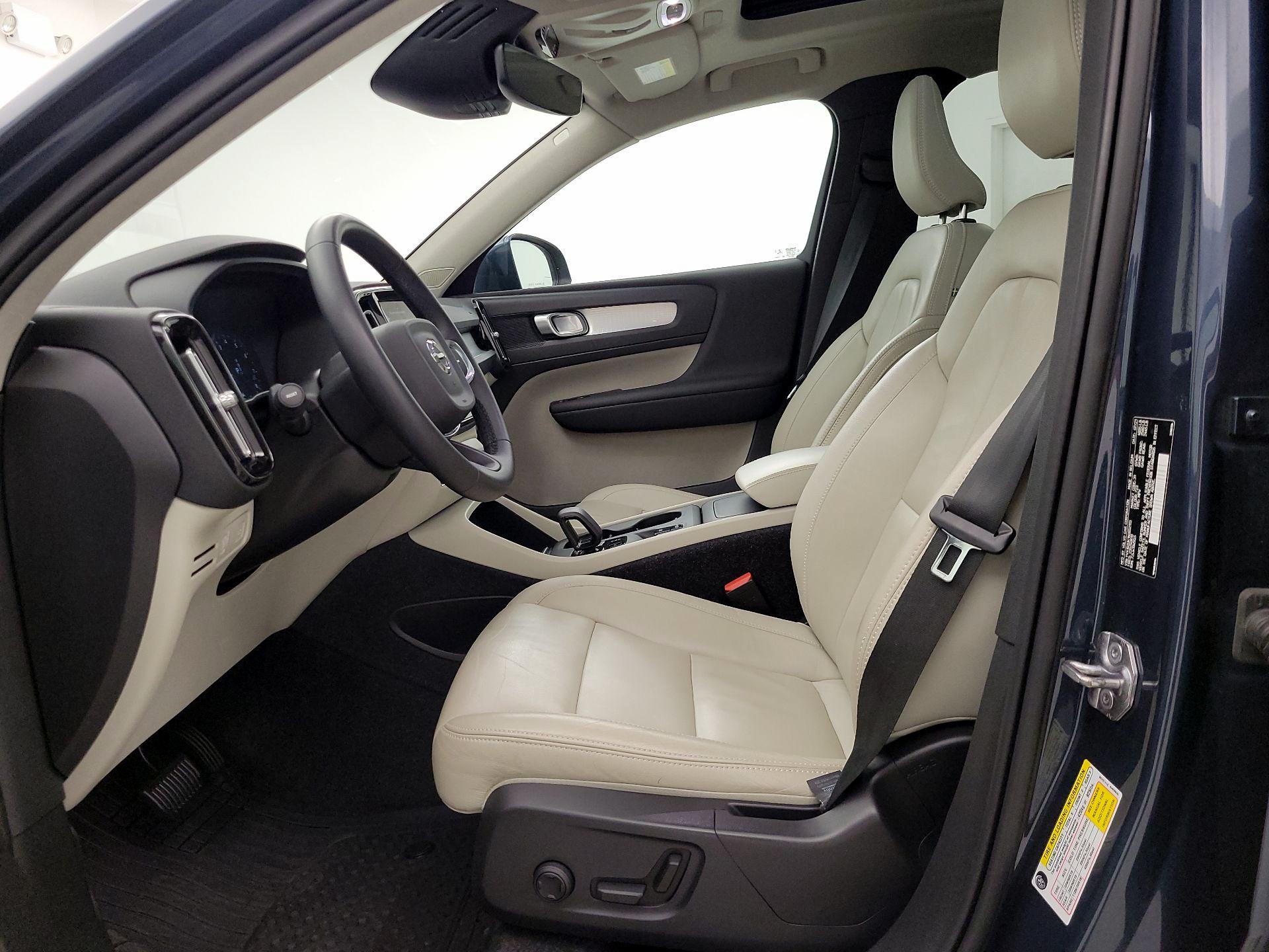 Thumbnail: 2022 Volvo XC40 - 11