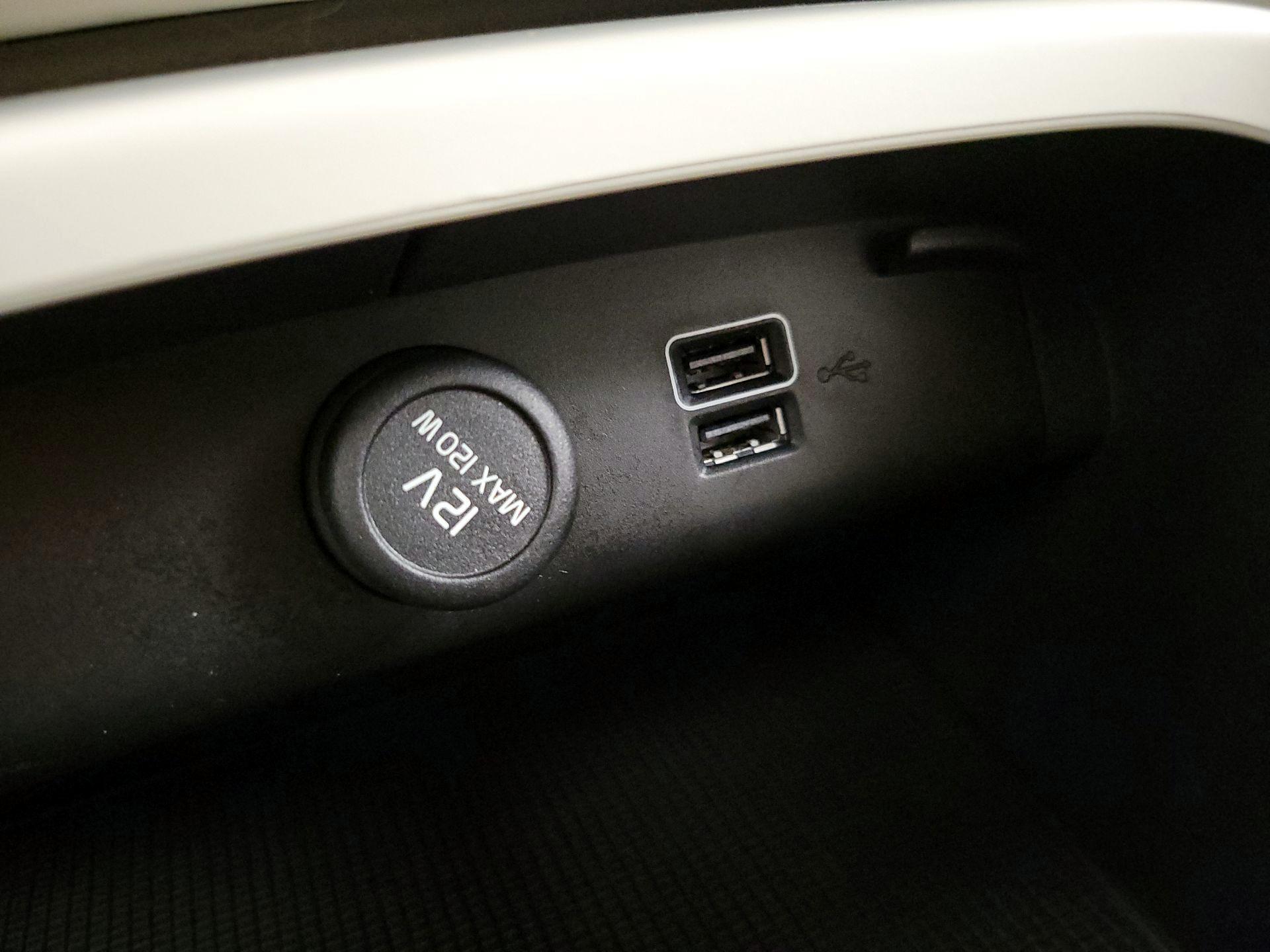 Thumbnail: 2022 Volvo XC40 - 18