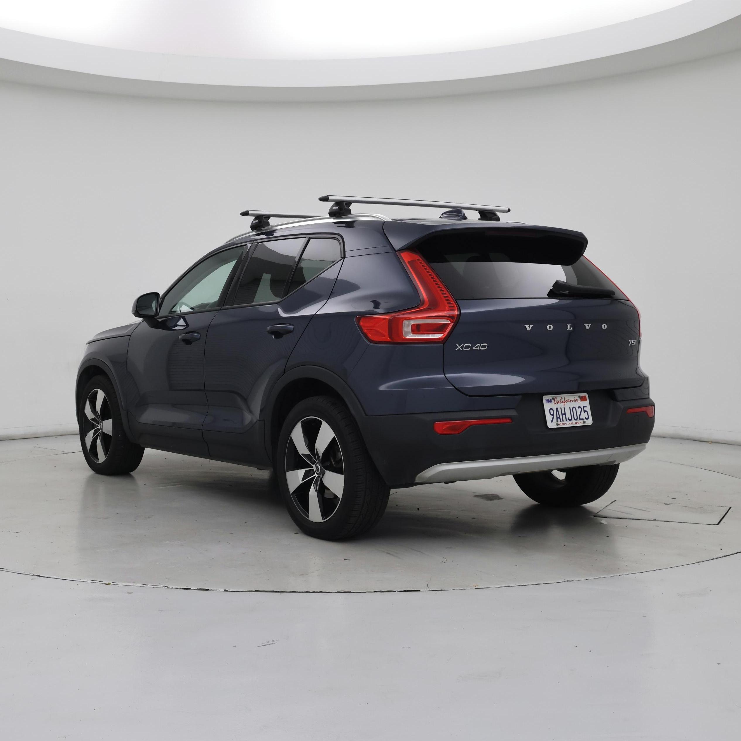 Thumbnail: 2022 Volvo XC40 - 2