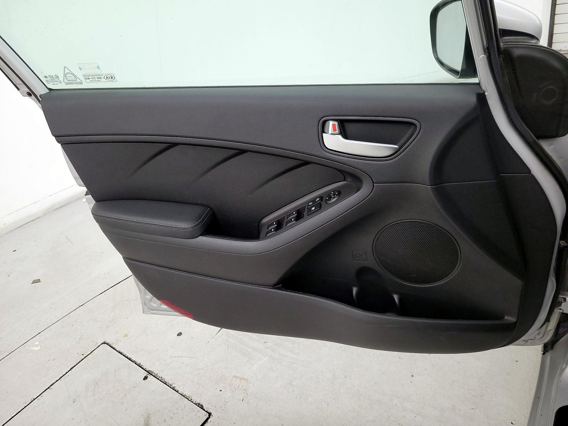 Thumbnail: 2017 Kia Forte - 12