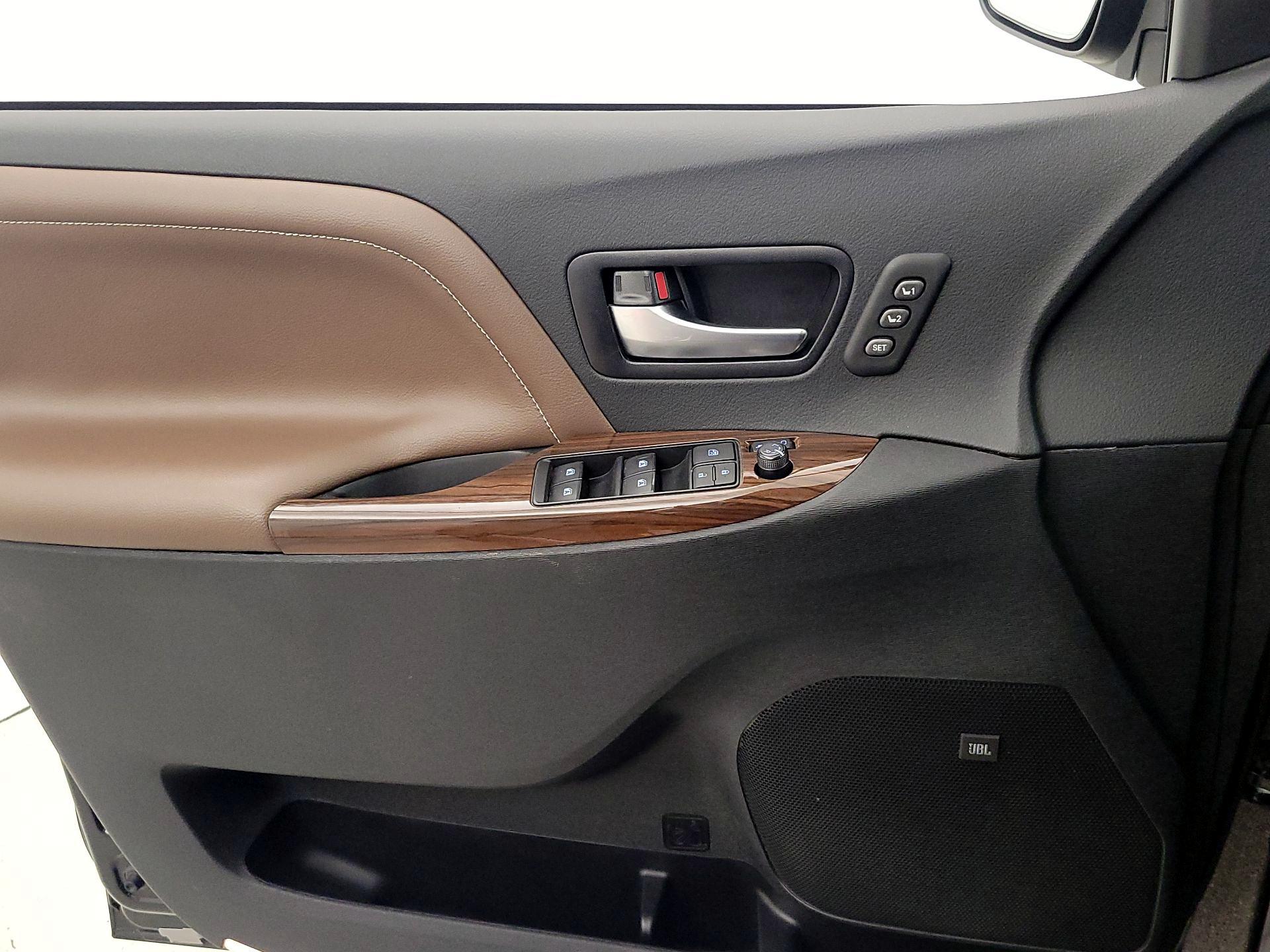 Thumbnail: 2020 Toyota Sienna - 12