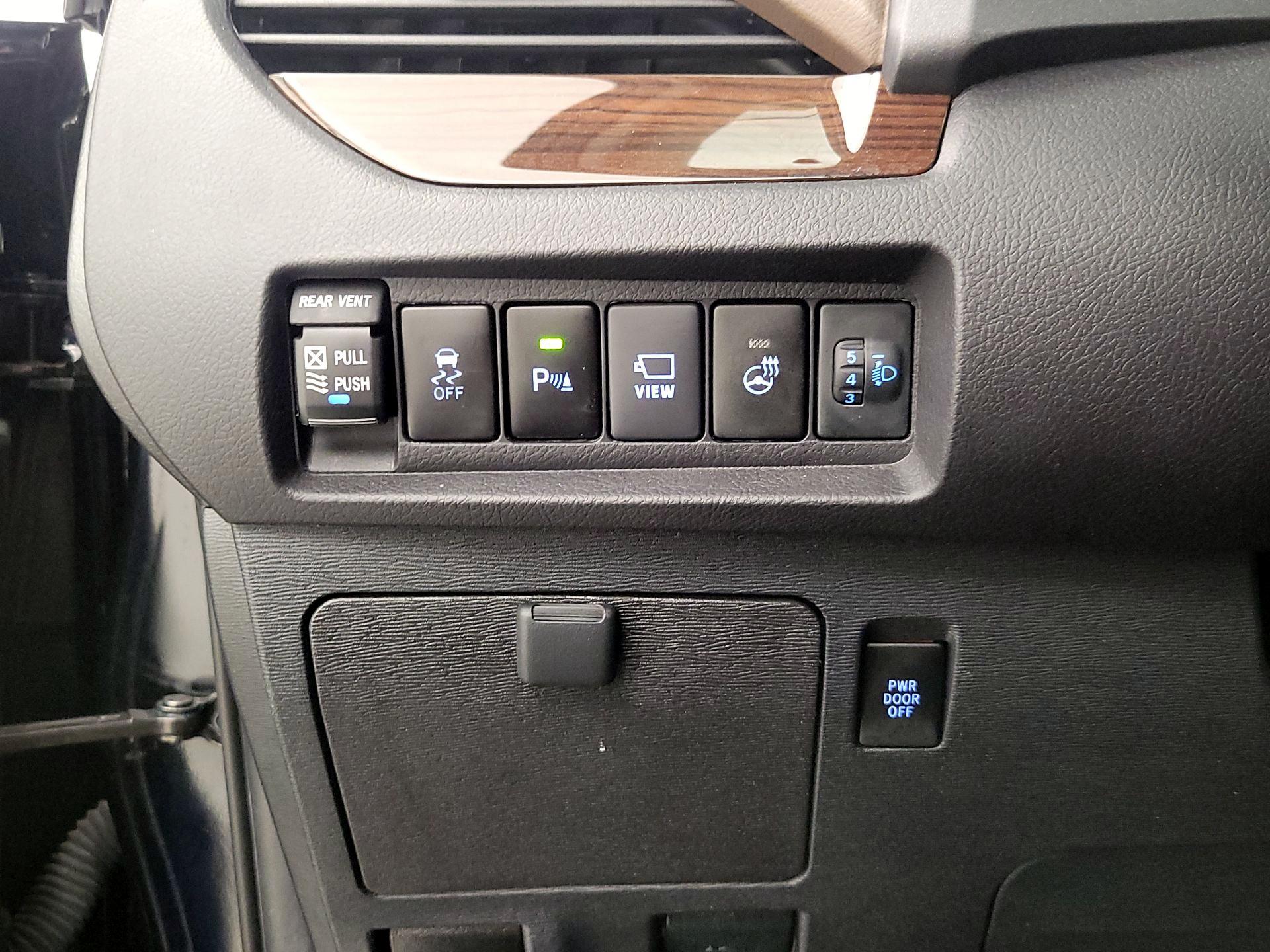 Thumbnail: 2020 Toyota Sienna - 13