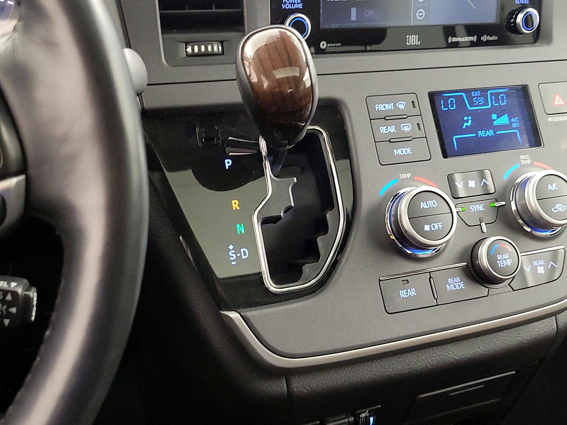 Thumbnail: 2020 Toyota Sienna - 18