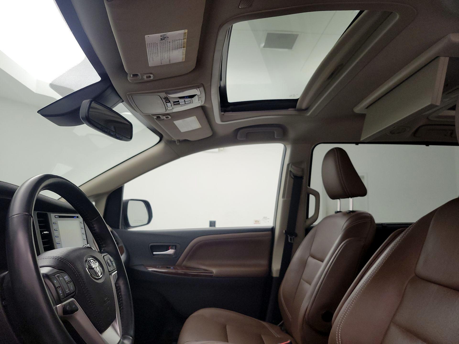 Thumbnail: 2020 Toyota Sienna - 20