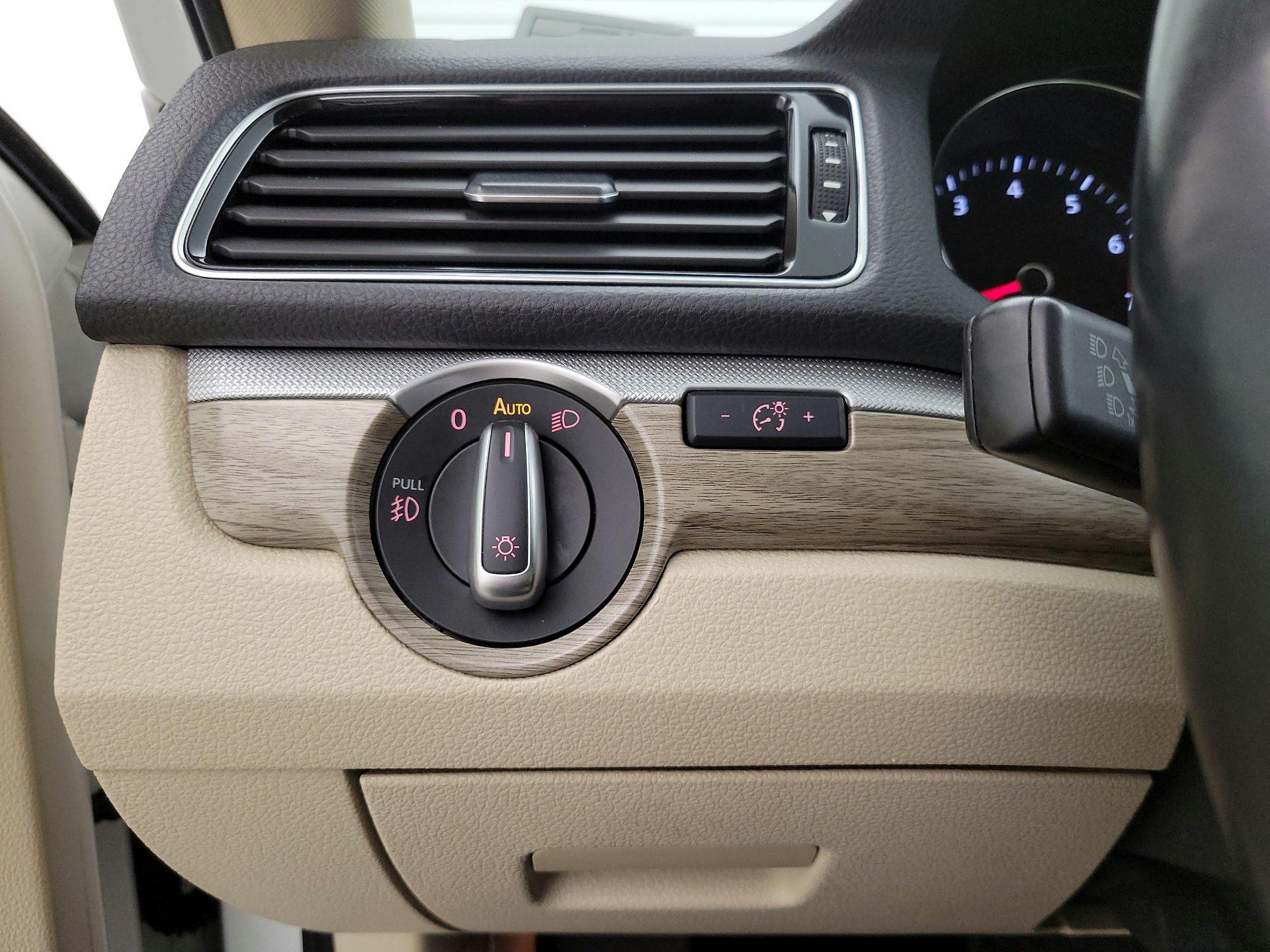 Thumbnail: 2018 Volkswagen Passat - 13