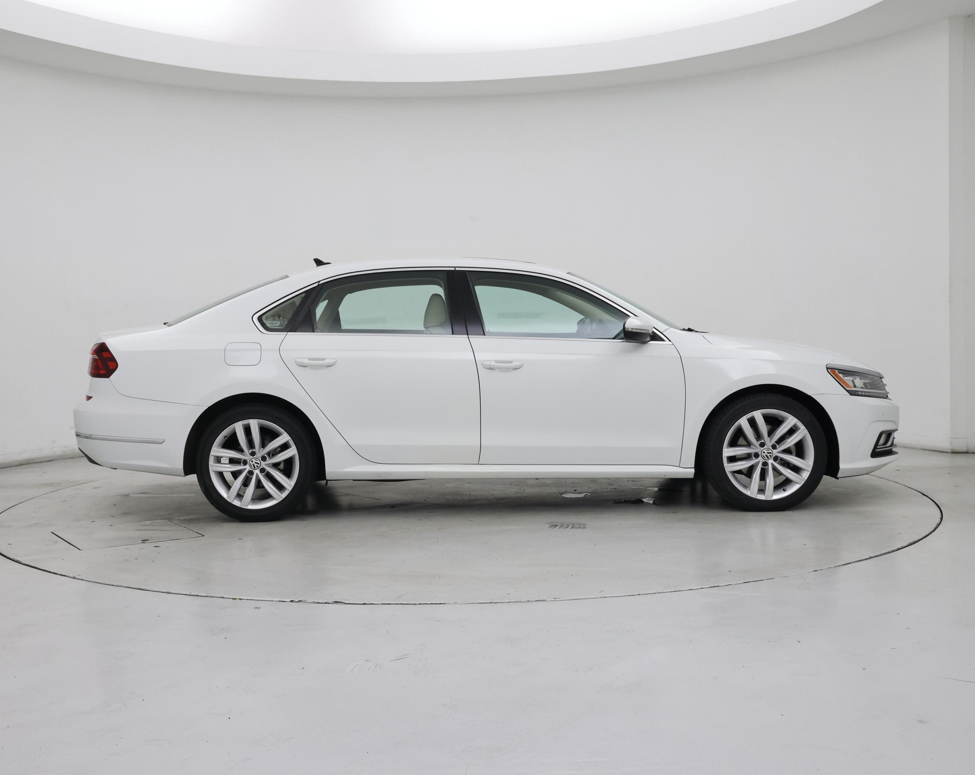 Thumbnail: 2018 Volkswagen Passat - 7