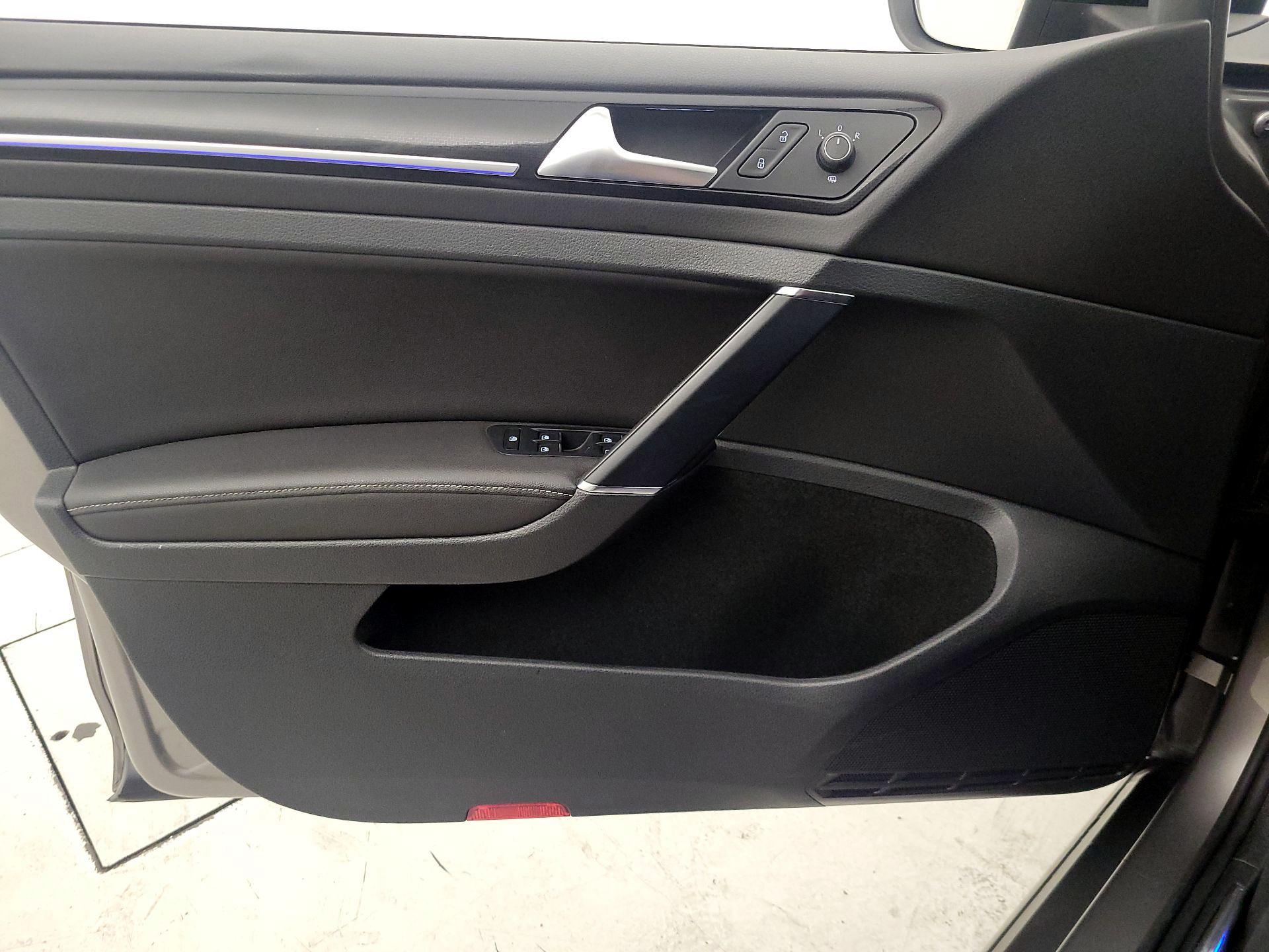 Thumbnail: 2017 Volkswagen Golf - 12