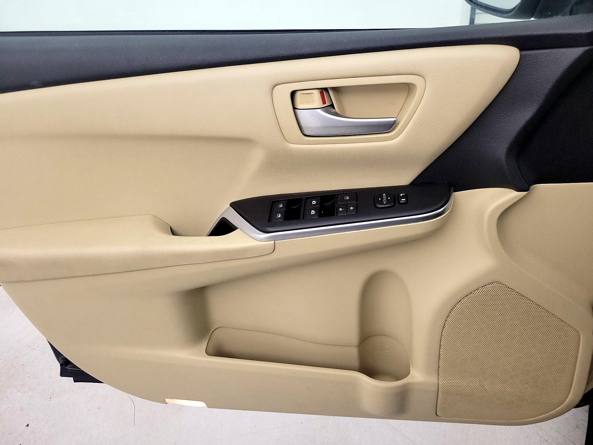 Thumbnail: 2015 Toyota Camry - 12
