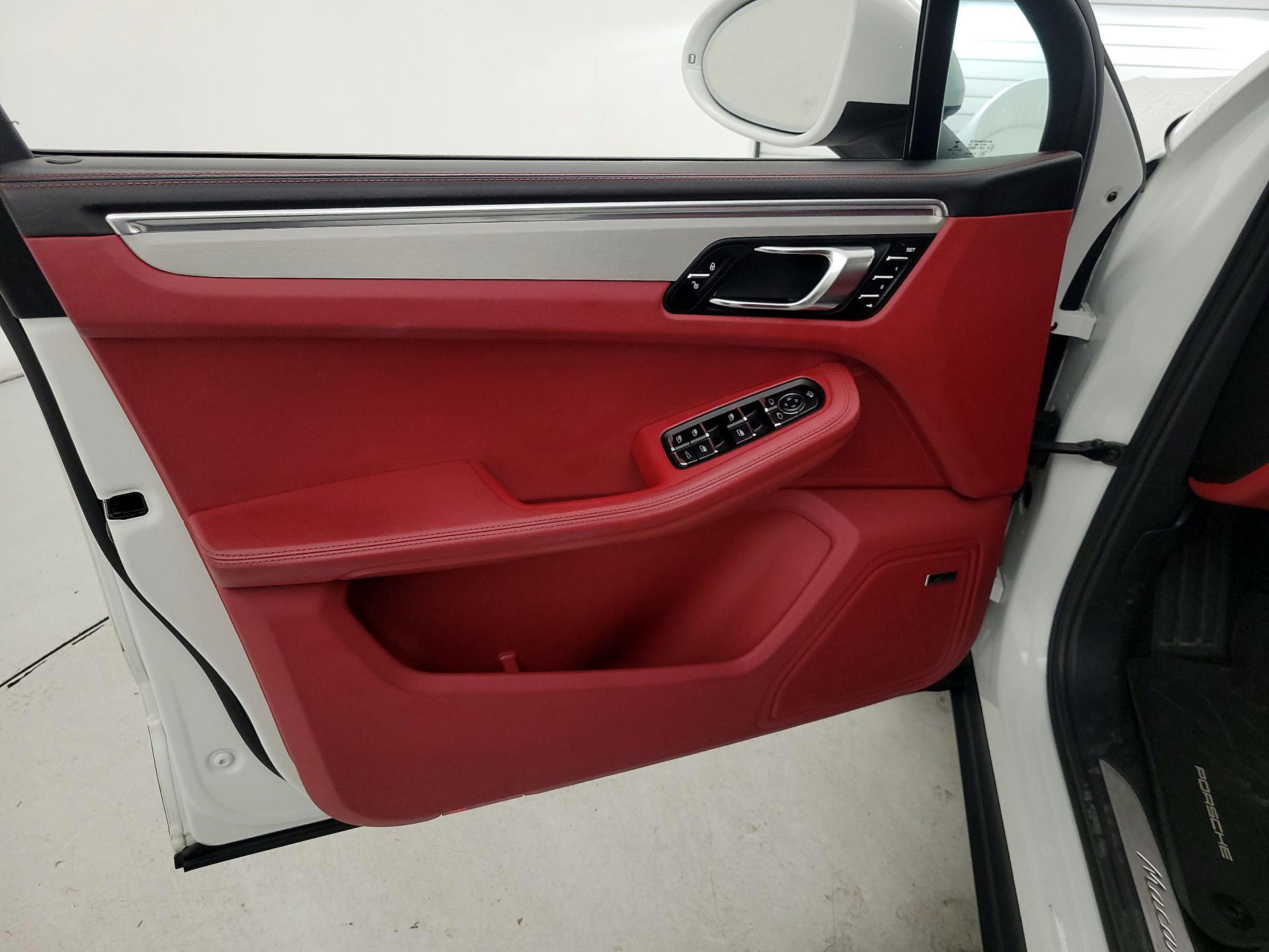 Thumbnail: 2015 Porsche Macan - 12