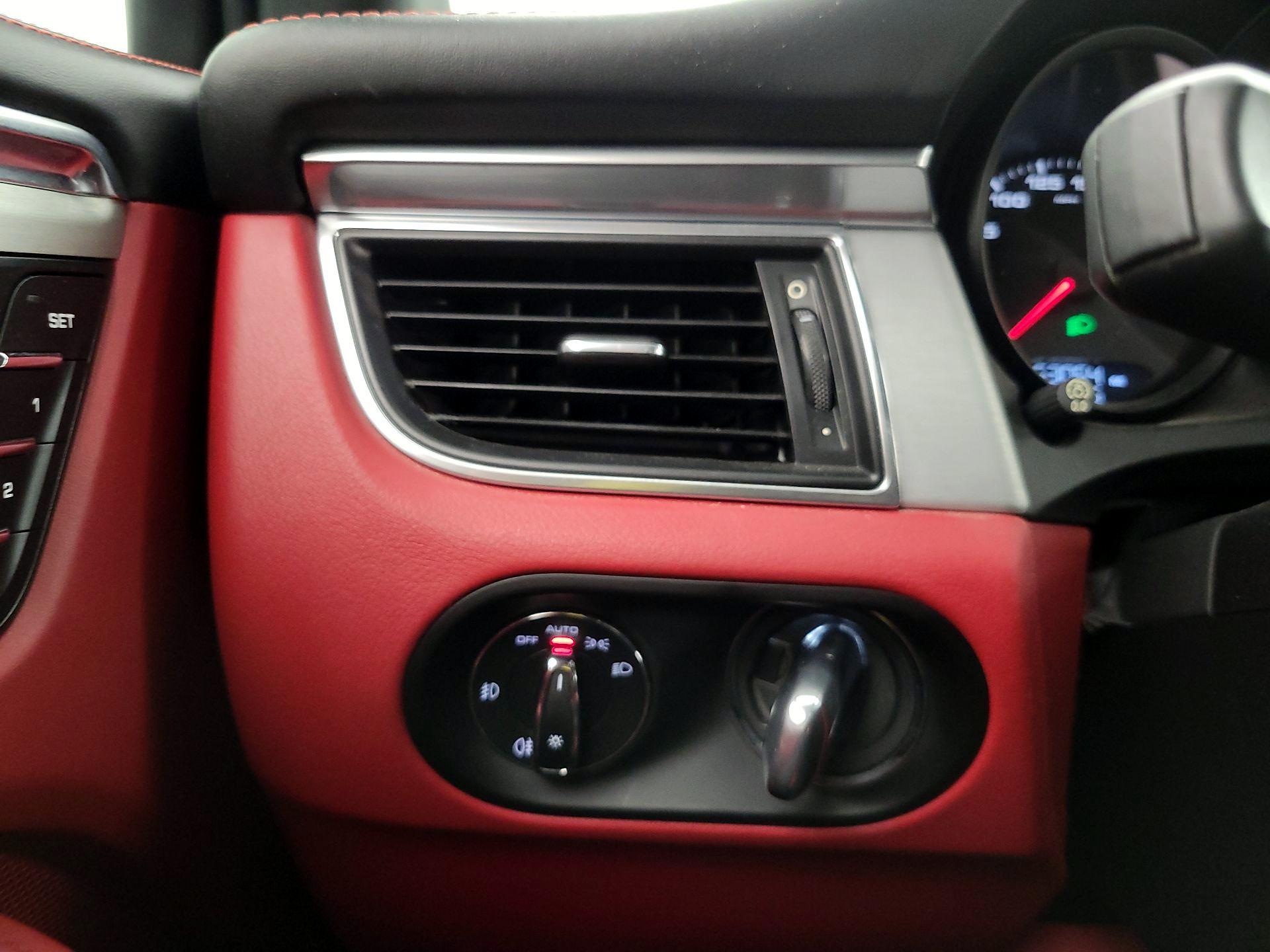 Thumbnail: 2015 Porsche Macan - 13