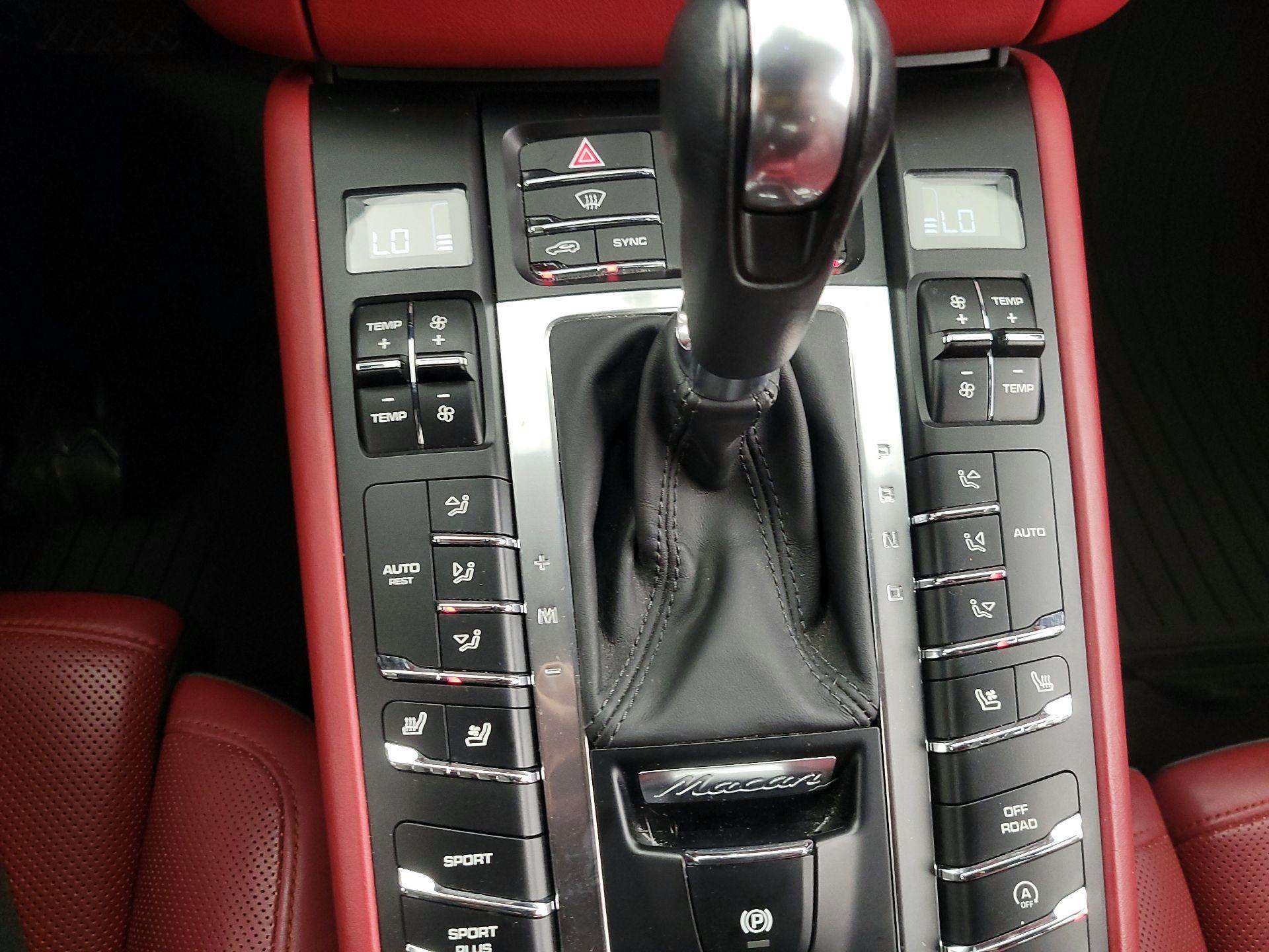 Thumbnail: 2015 Porsche Macan - 18