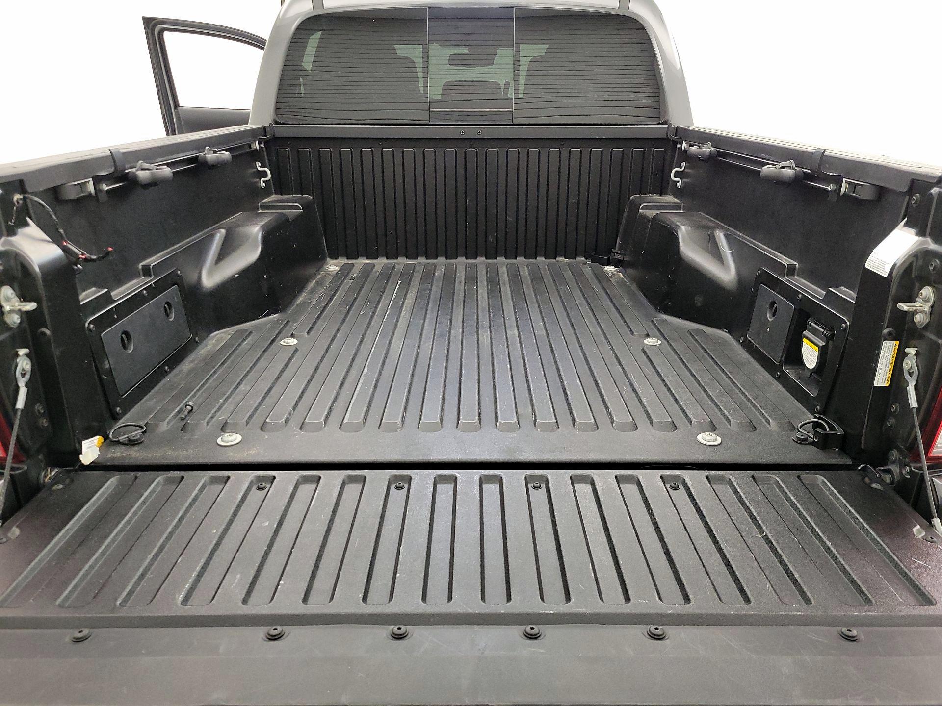 Thumbnail: 2018 Toyota Tacoma - 20