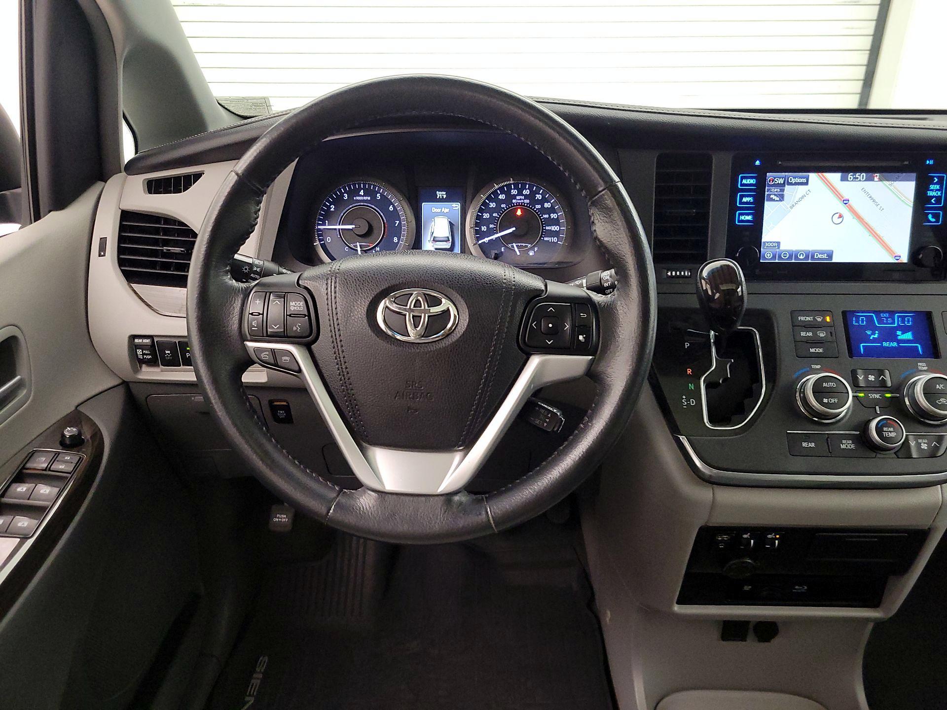 Thumbnail: 2017 Toyota Sienna - 10