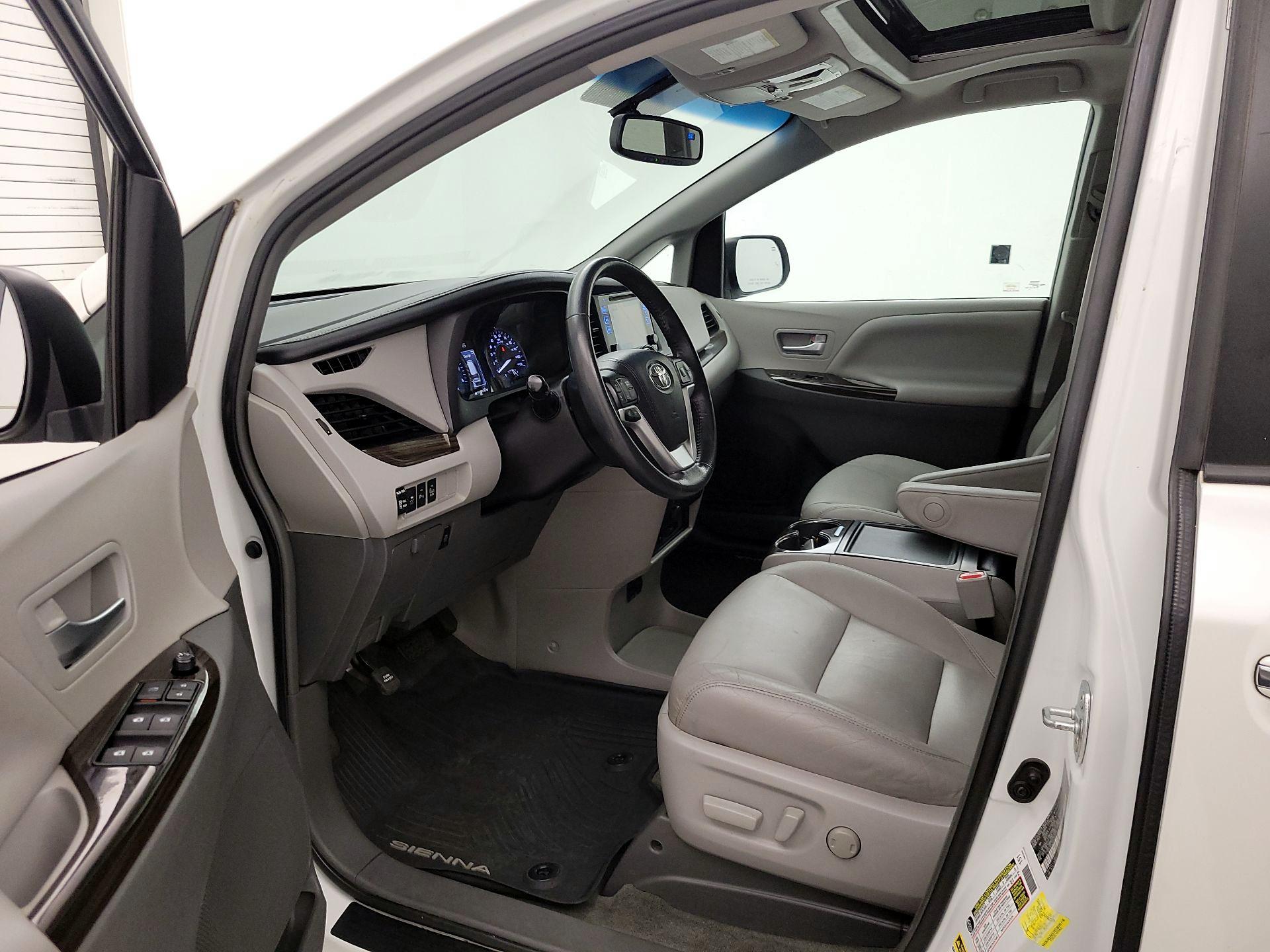 Thumbnail: 2017 Toyota Sienna - 11