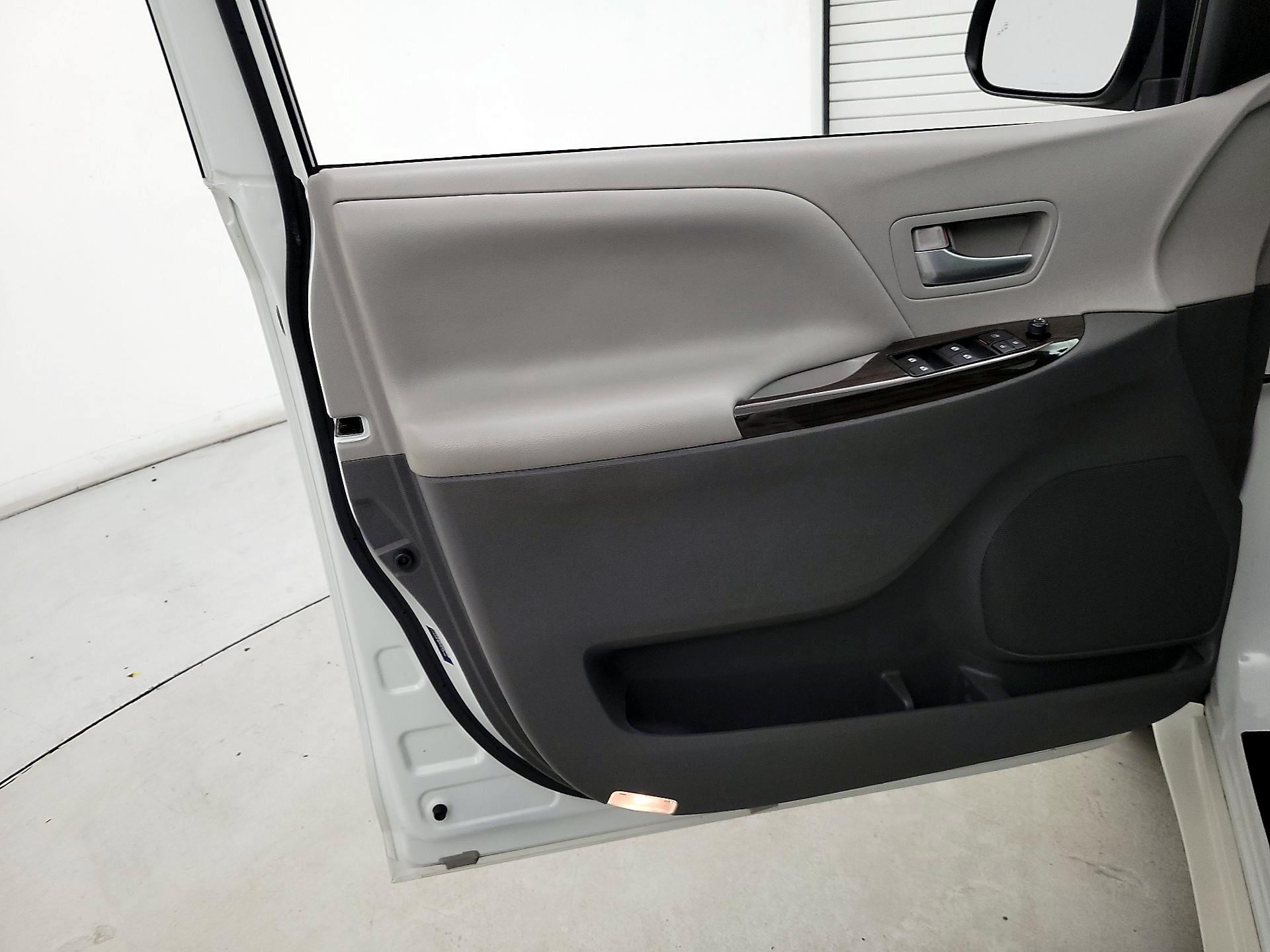 Thumbnail: 2017 Toyota Sienna - 12