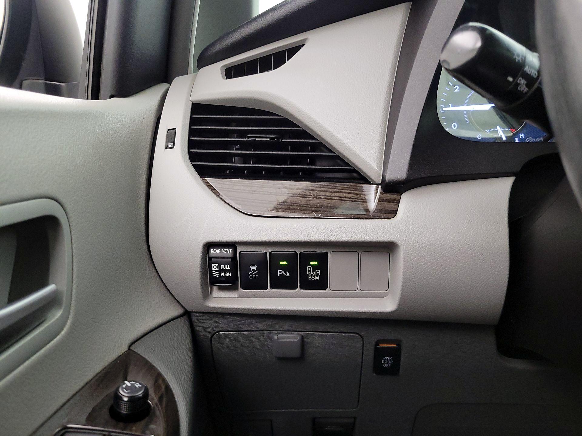 Thumbnail: 2017 Toyota Sienna - 13