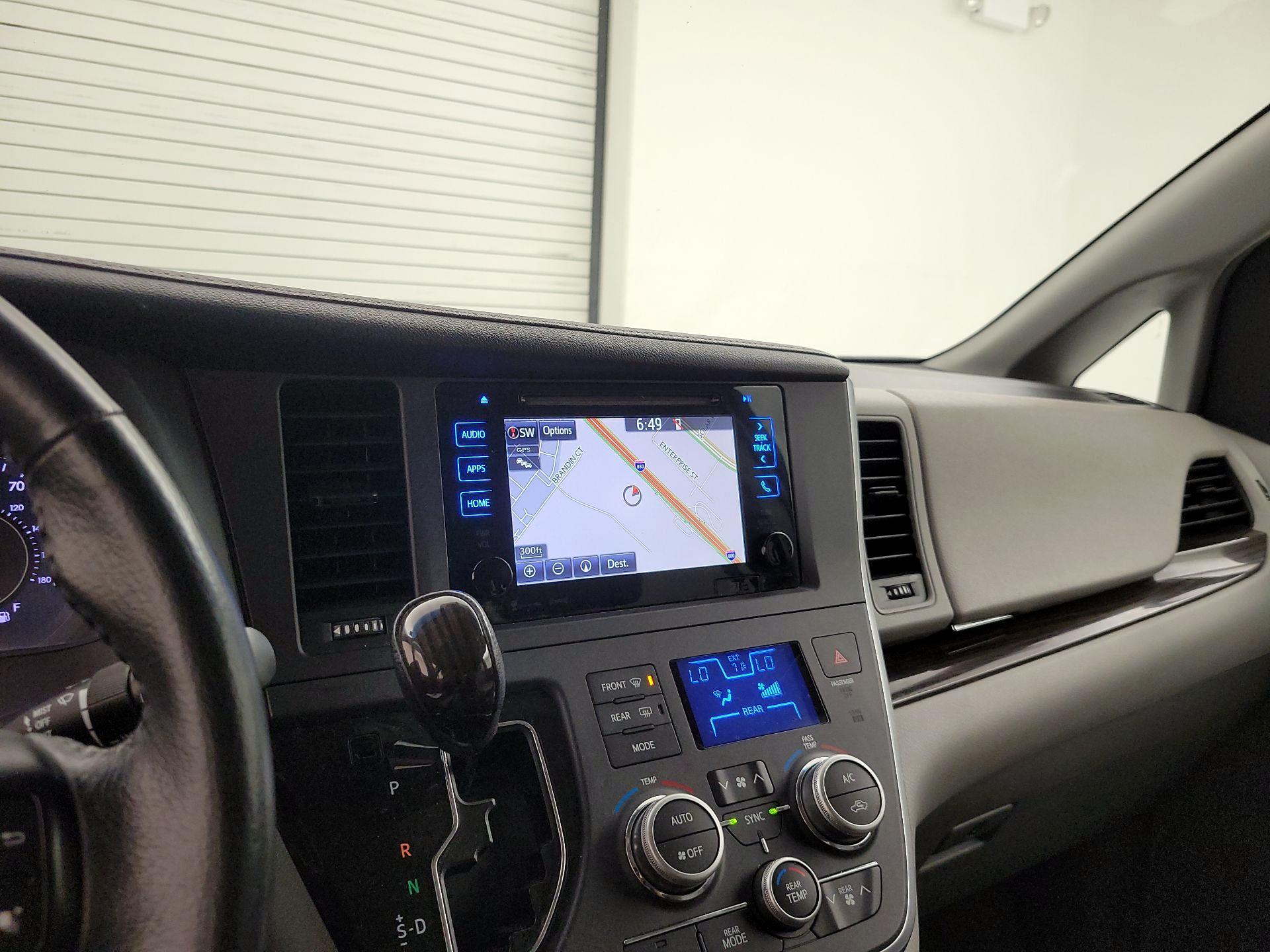Thumbnail: 2017 Toyota Sienna - 14