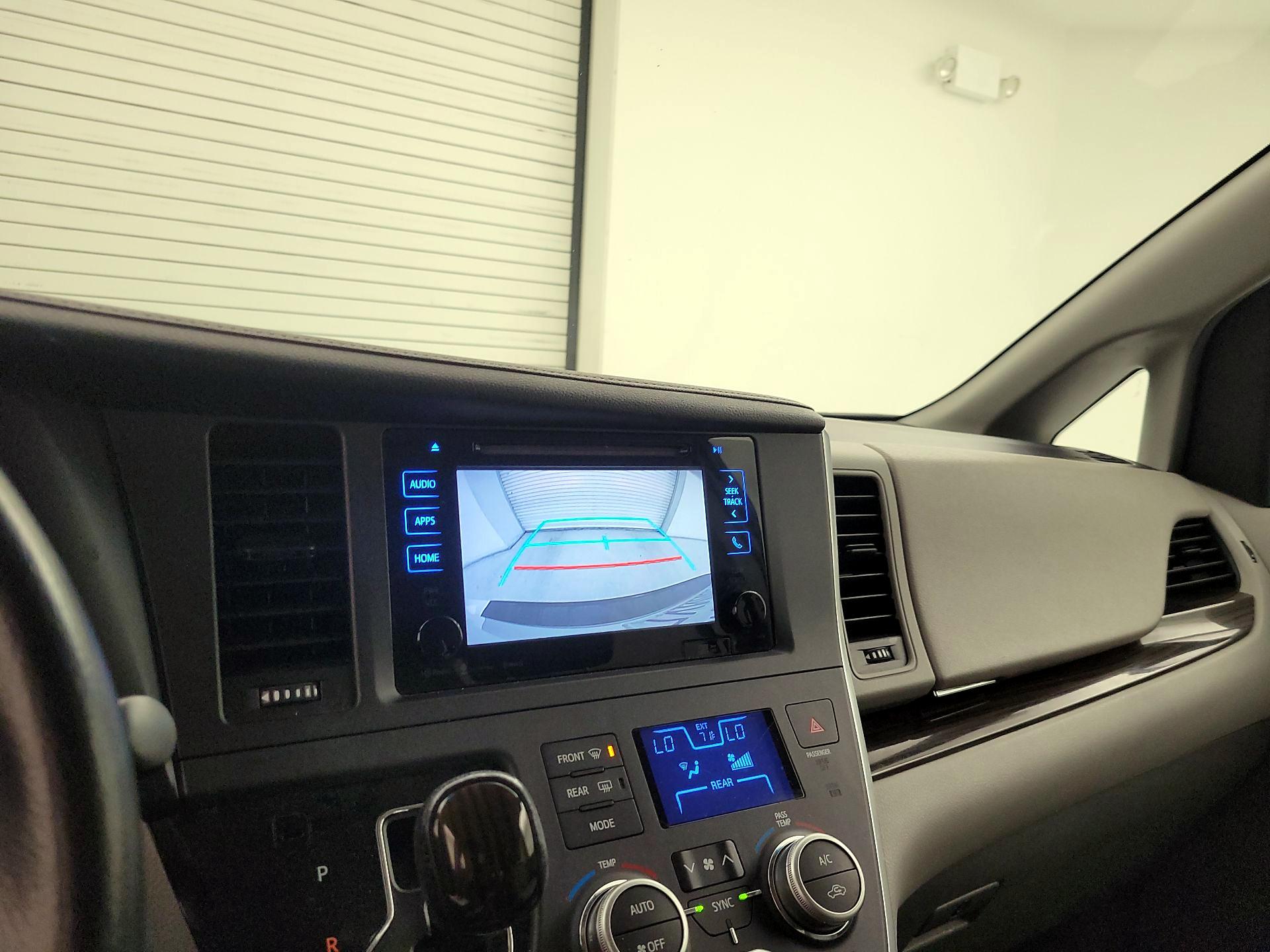 Thumbnail: 2017 Toyota Sienna - 15
