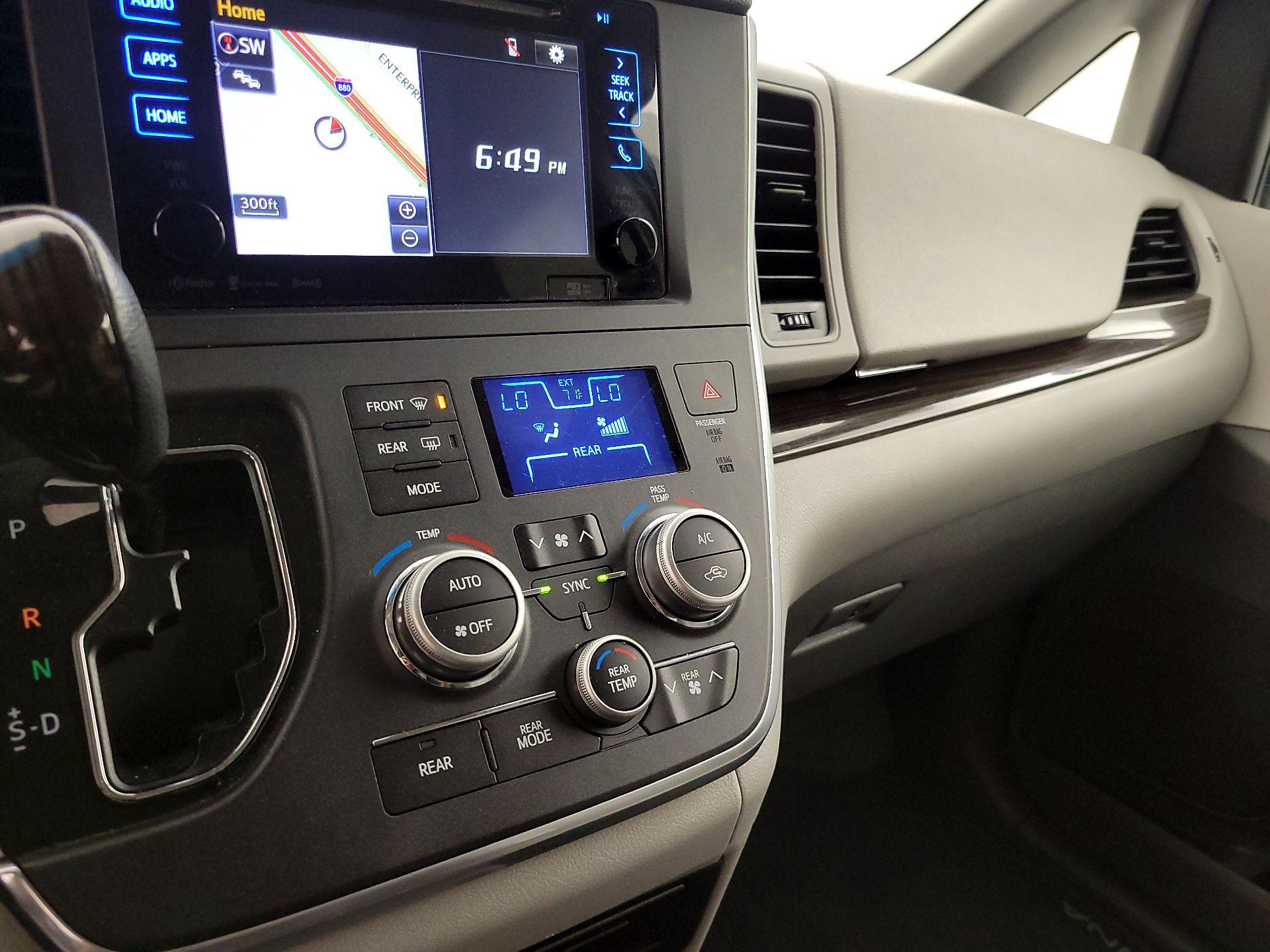Thumbnail: 2017 Toyota Sienna - 17