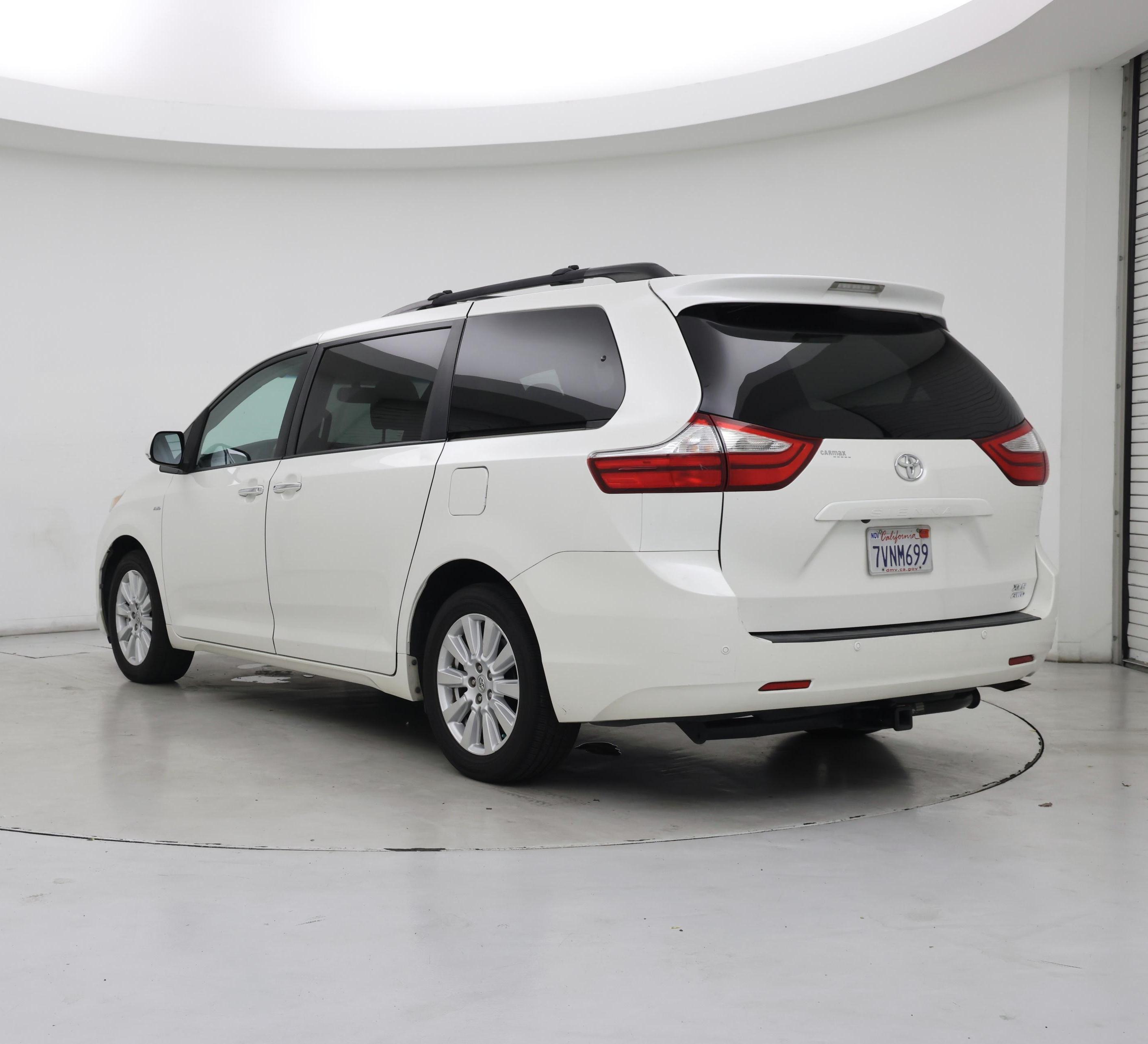 Thumbnail: 2017 Toyota Sienna - 2