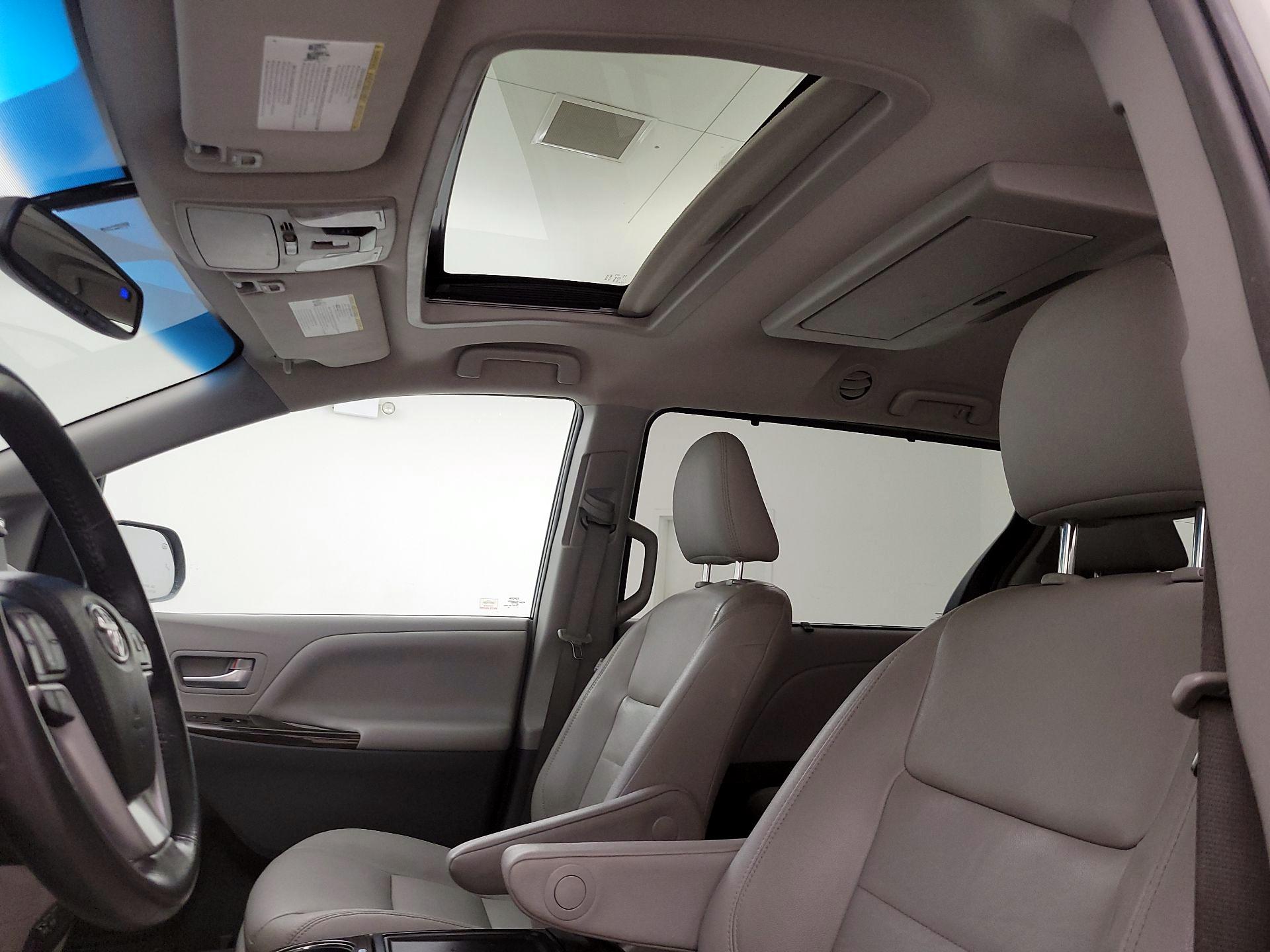 Thumbnail: 2017 Toyota Sienna - 20