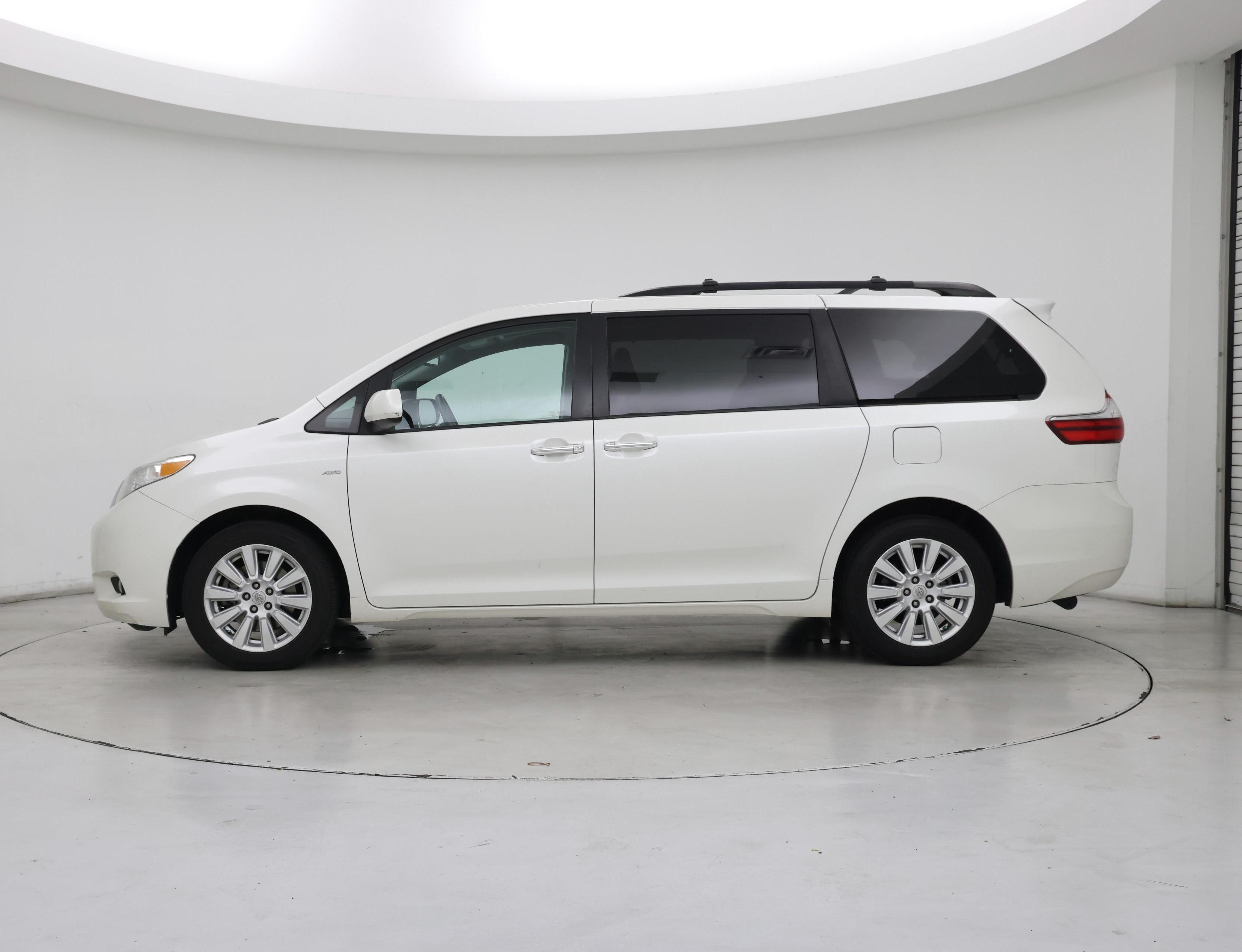 Thumbnail: 2017 Toyota Sienna - 3