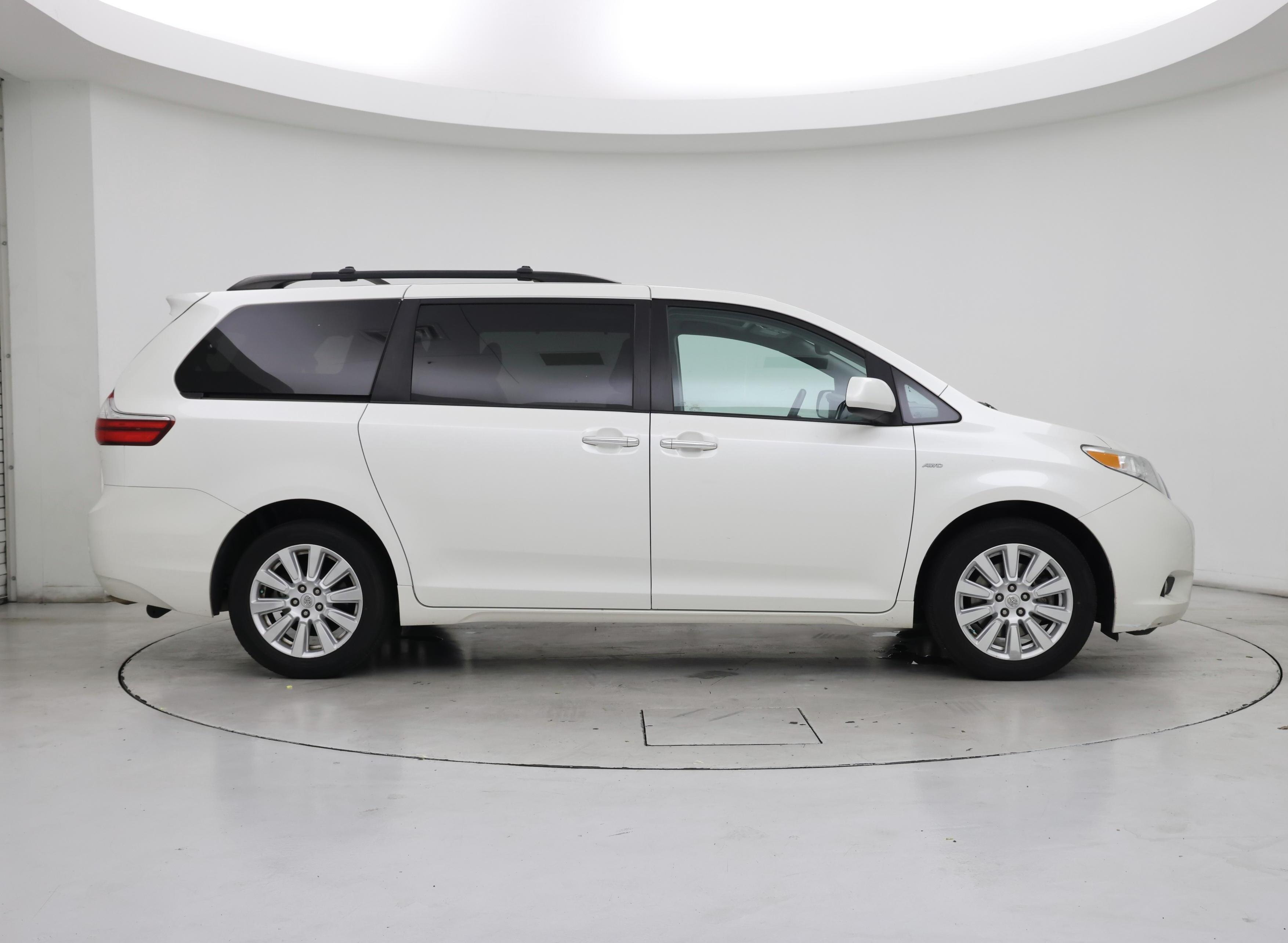 Thumbnail: 2017 Toyota Sienna - 7