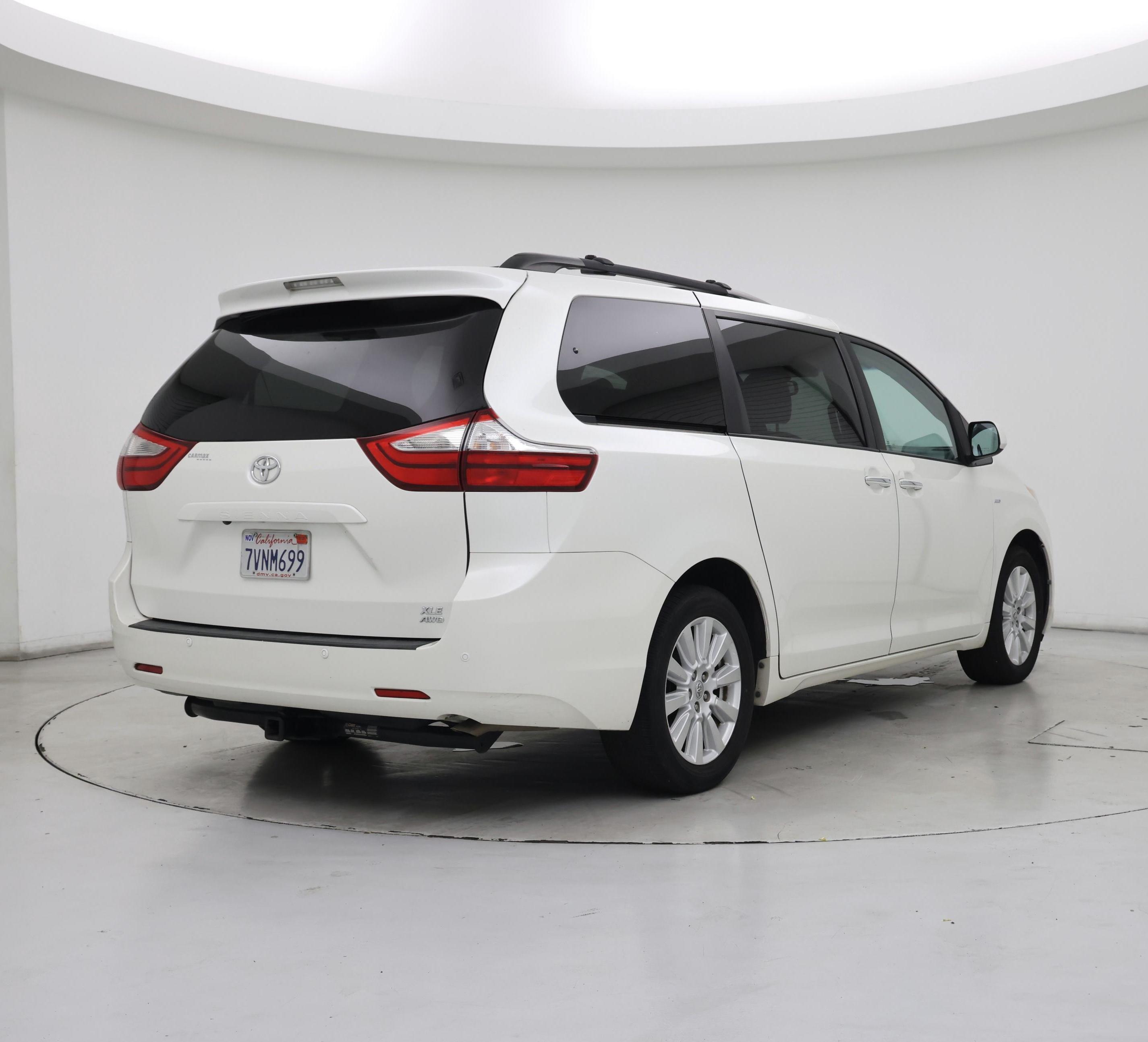 Thumbnail: 2017 Toyota Sienna - 8